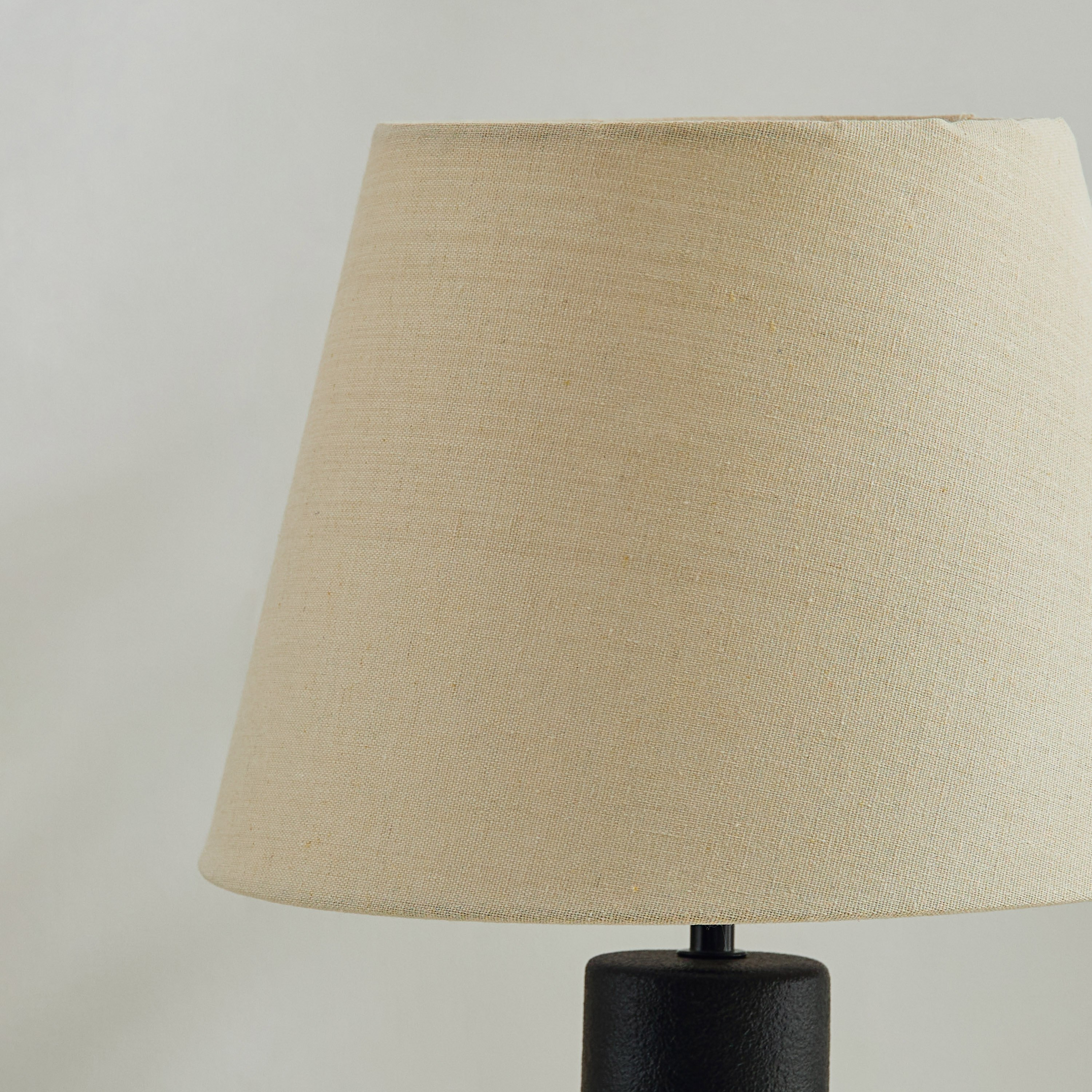 مصباح طاولة سيراميك مع غطاء كتان من ماربيلا - 52 سم-hbxbedroom-lighting-tablelamps-image-3
