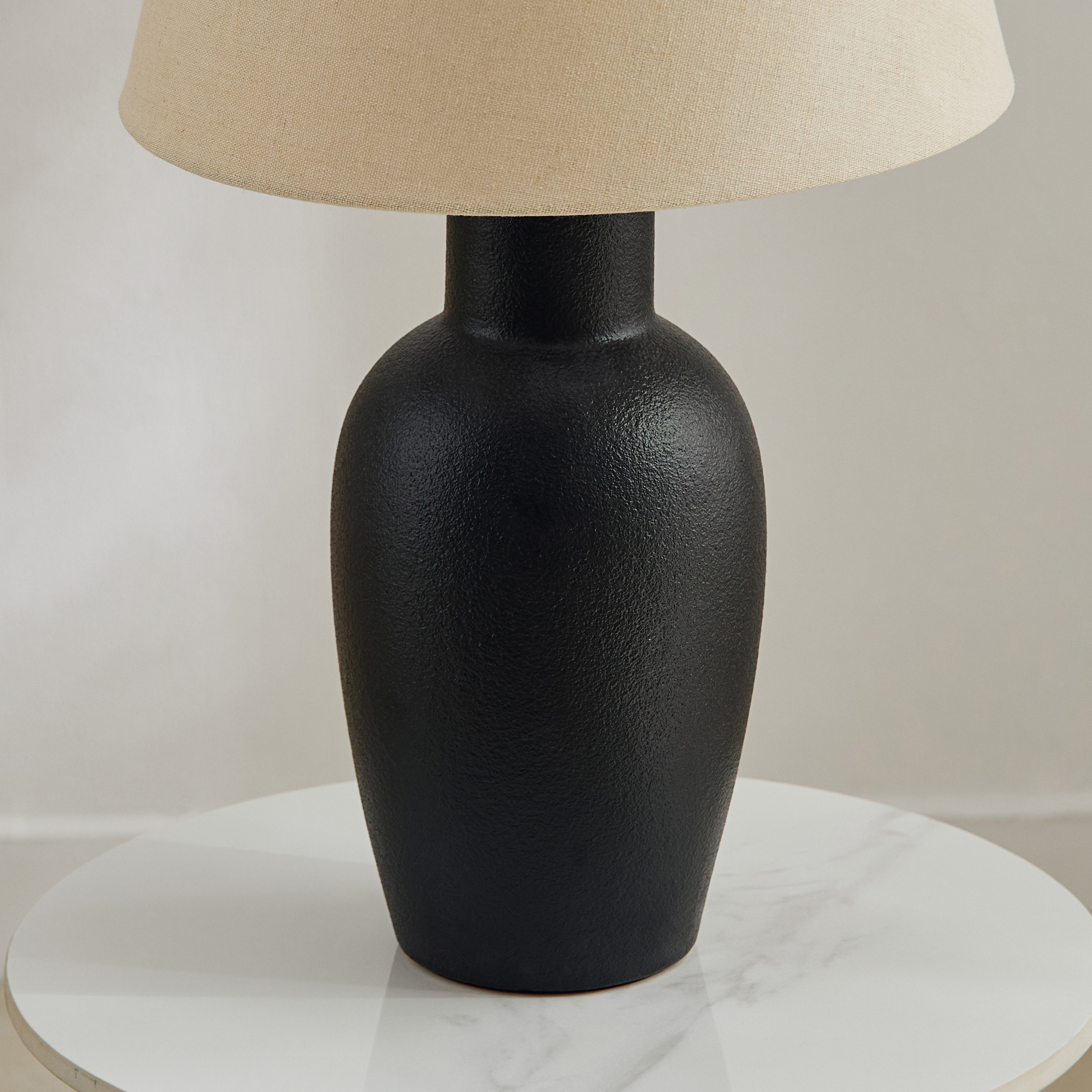 مصباح طاولة سيراميك مع غطاء كتان من ماربيلا - 52 سم-hbxbedroom-lighting-tablelamps-image-4