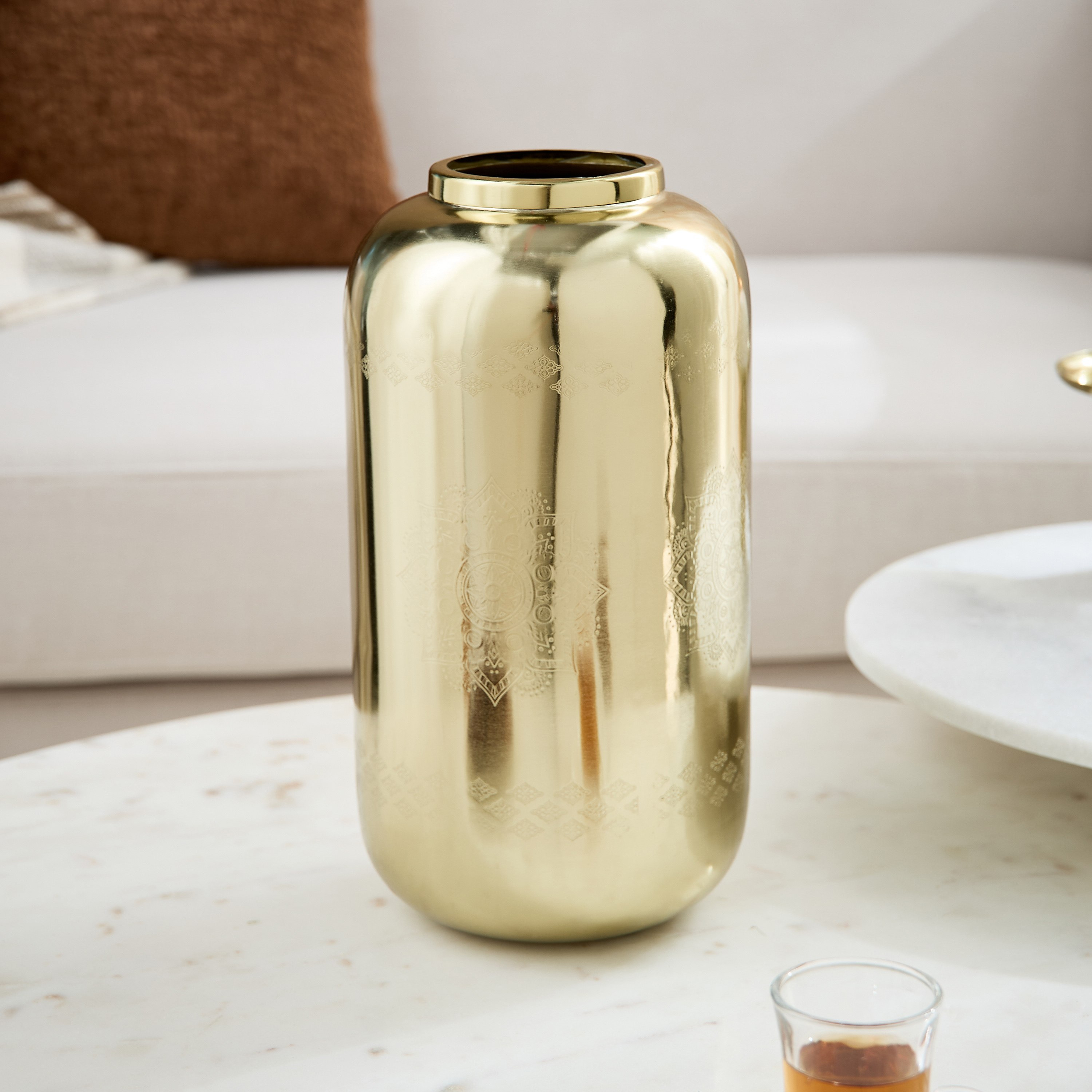 مزهرية معدنية محفورة من إيساك - 16.5x16.5x31 سم-hbxbedroom-decorandaccessories-vases-image-2