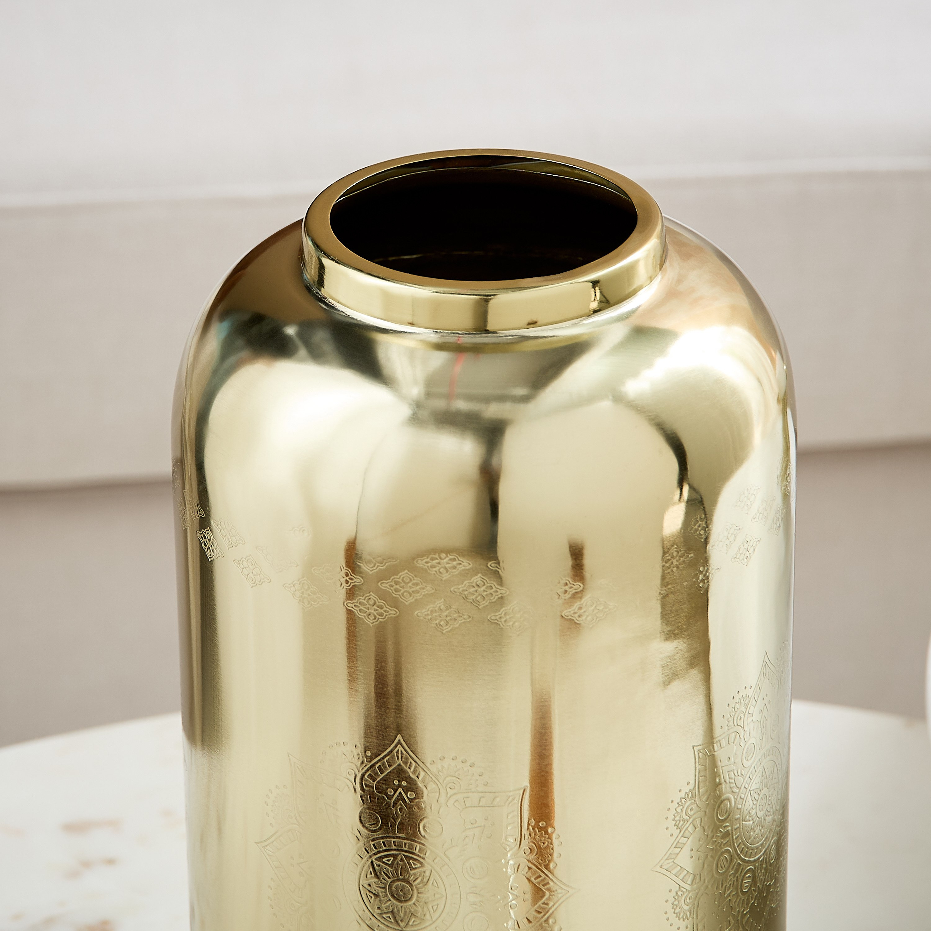 مزهرية معدنية محفورة من إيساك - 16.5x16.5x31 سم-hbxbedroom-decorandaccessories-vases-image-3
