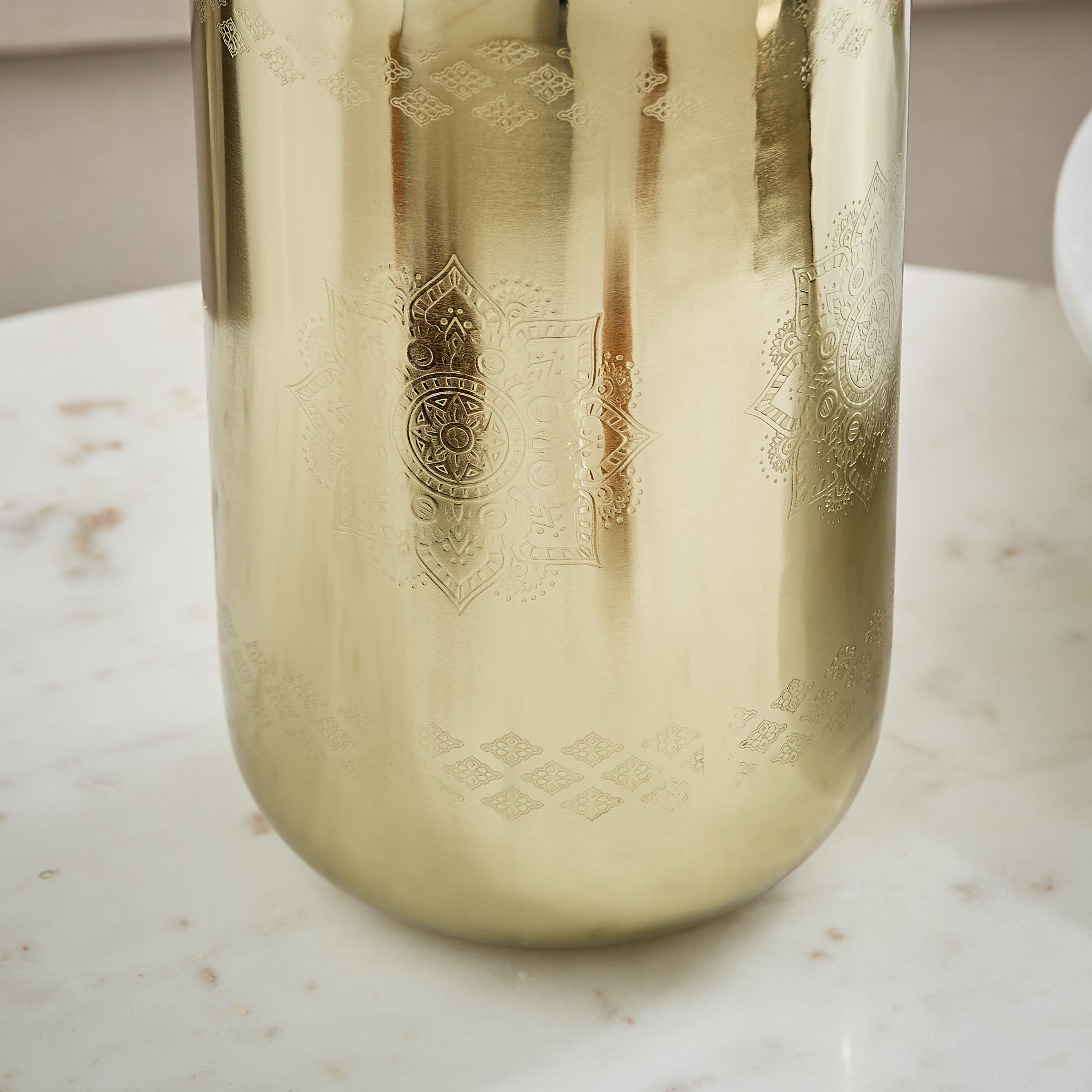 مزهرية معدنية محفورة من إيساك - 16.5x16.5x31 سم-hbxbedroom-decorandaccessories-vases-image-4