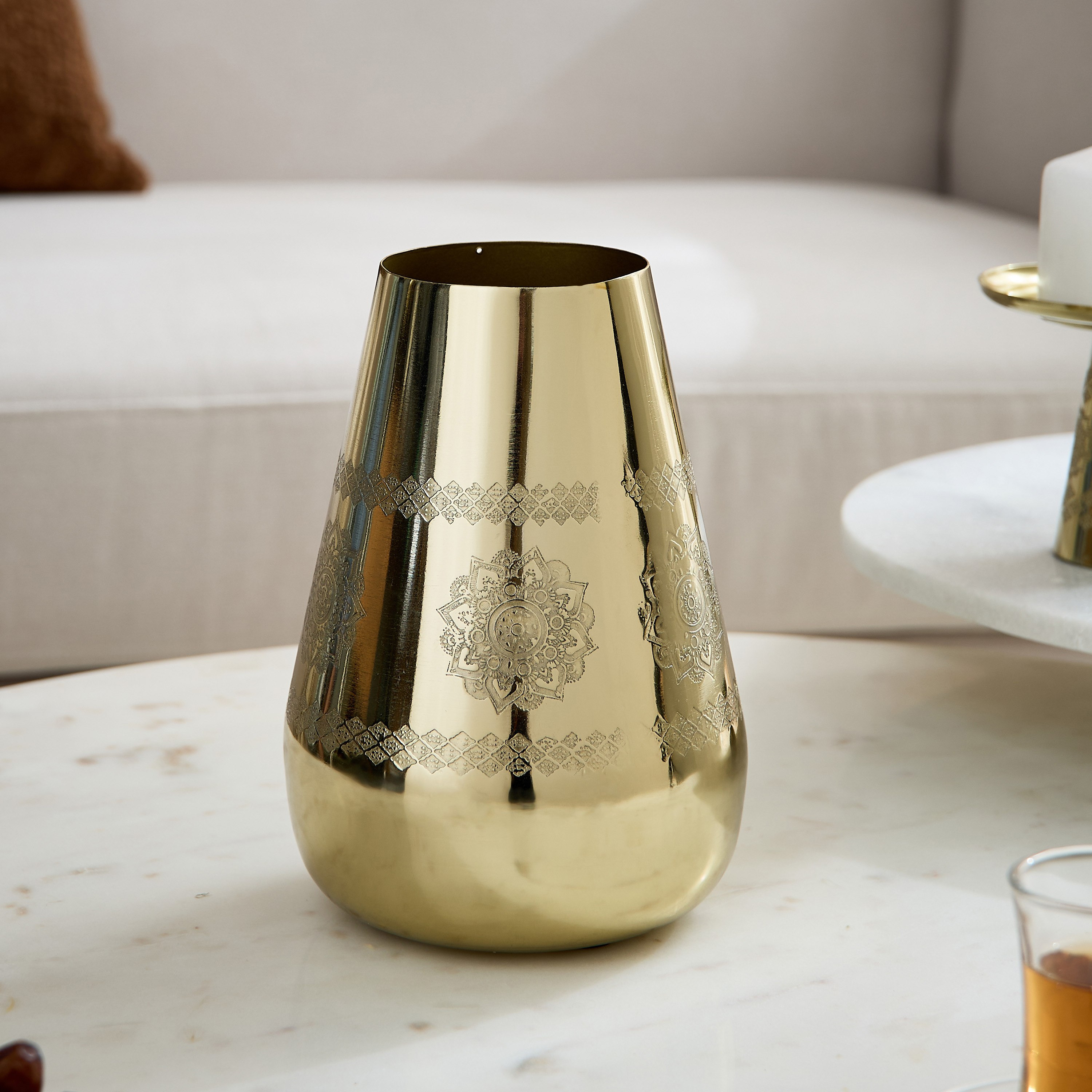 مزهرية معدنية محفورة من إيساك - 15.5x15.5x21 سم-hbxbedroom-decorandaccessories-vases-image-2