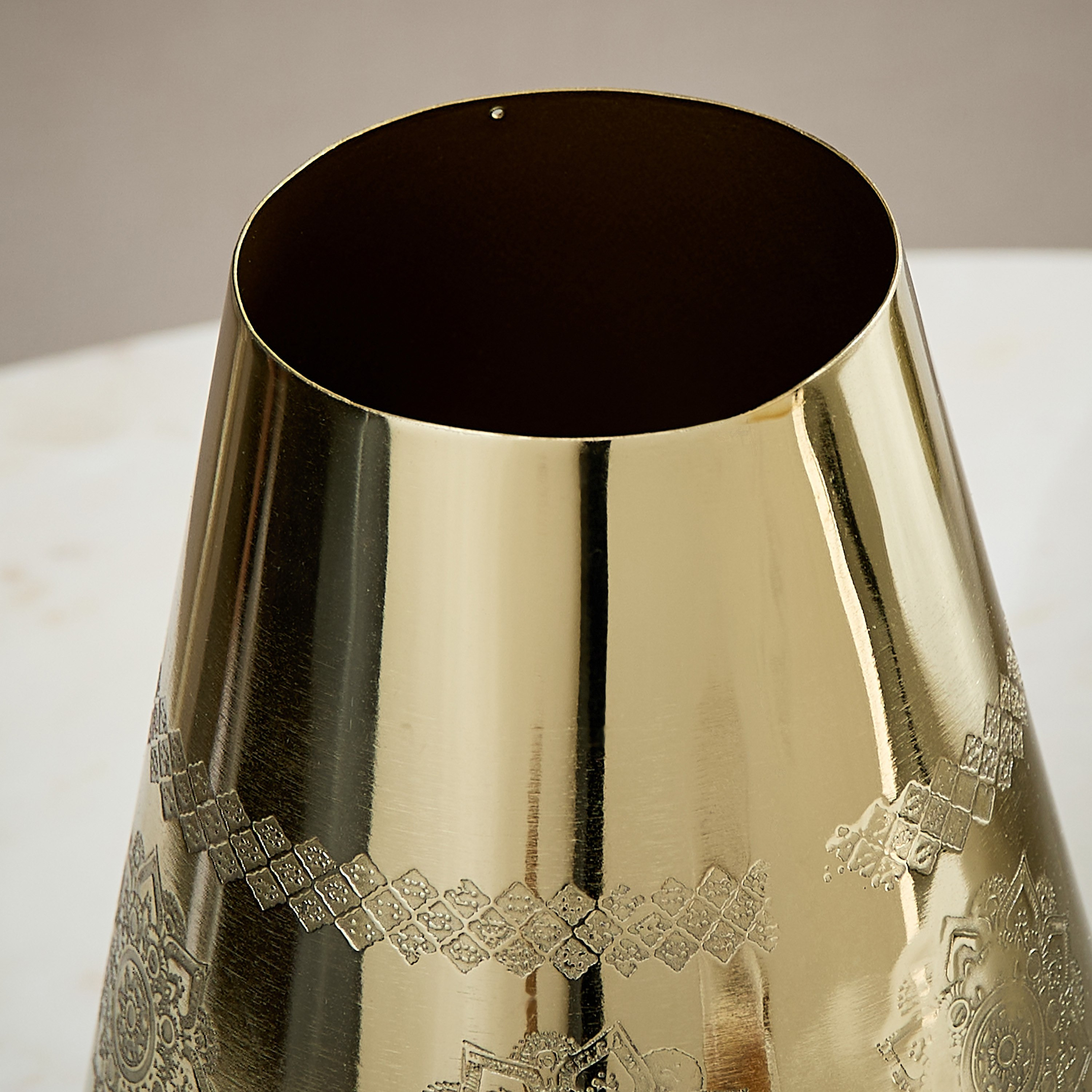 مزهرية معدنية محفورة من إيساك - 15.5x15.5x21 سم-hbxbedroom-decorandaccessories-vases-image-3