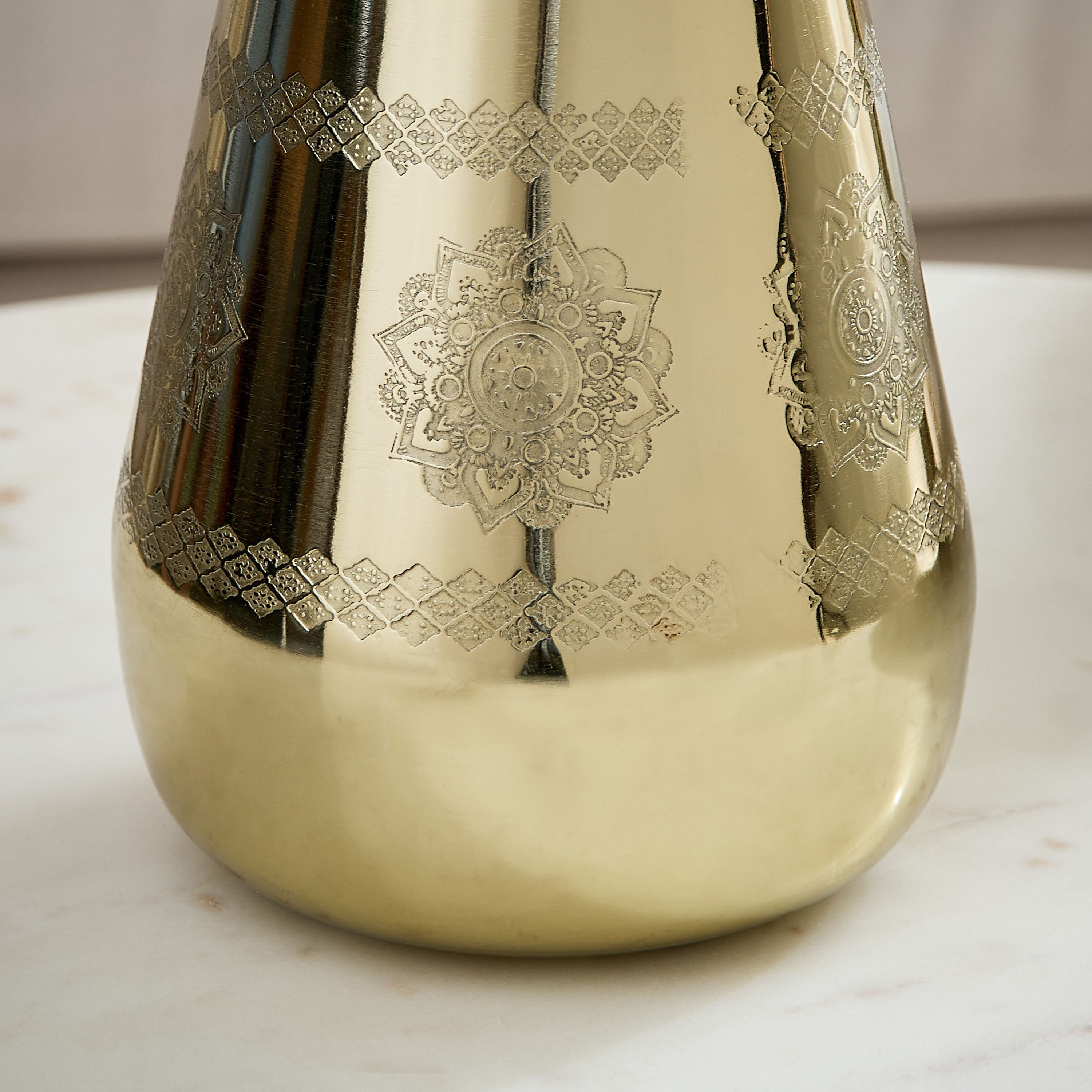 مزهرية معدنية محفورة من إيساك - 15.5x15.5x21 سم-hbxbedroom-decorandaccessories-vases-image-4