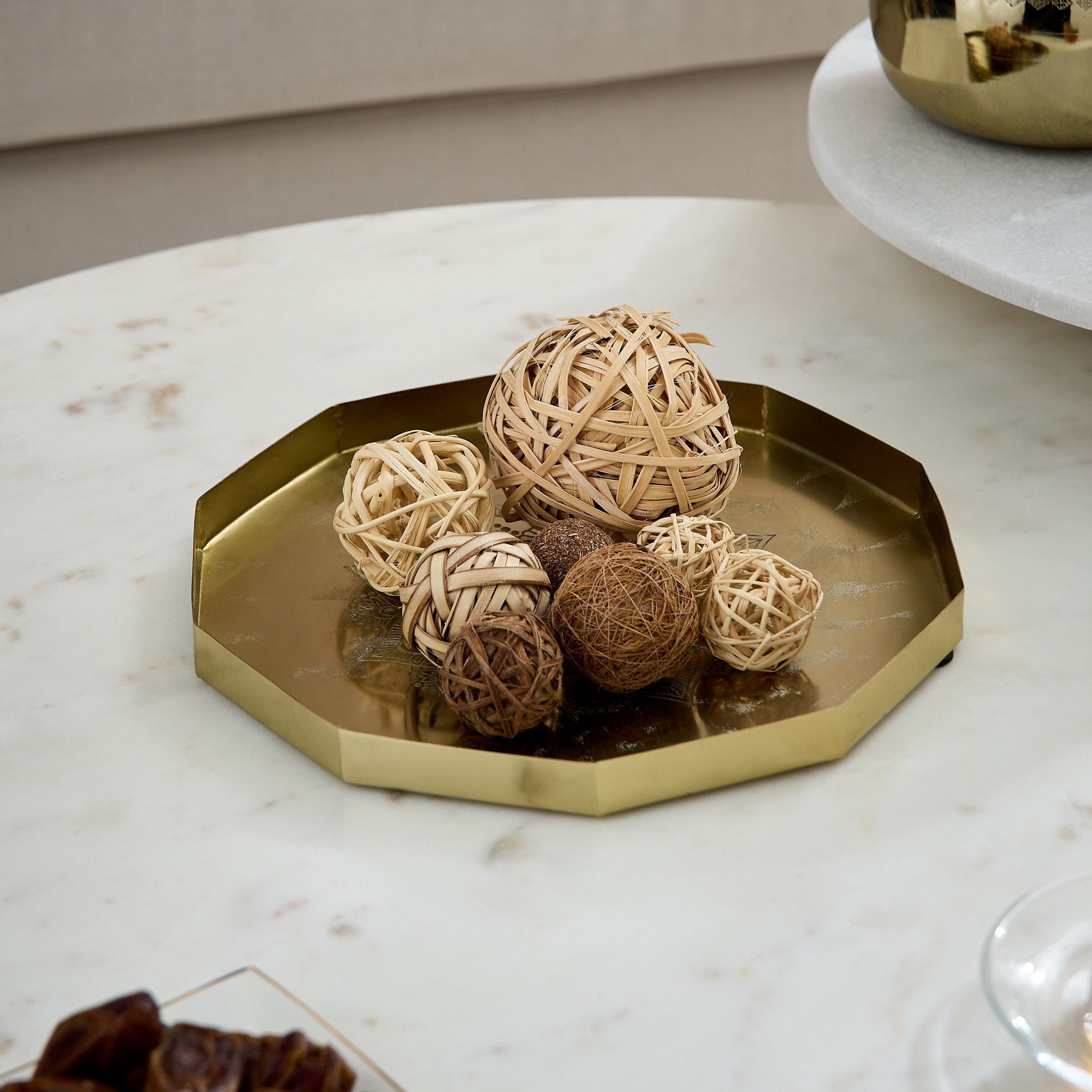 صينية ديكور معدن محفورة من إيزاك - 27x26x2 سم-hbxhomeware-hbxdecorandfurnishings-image-1