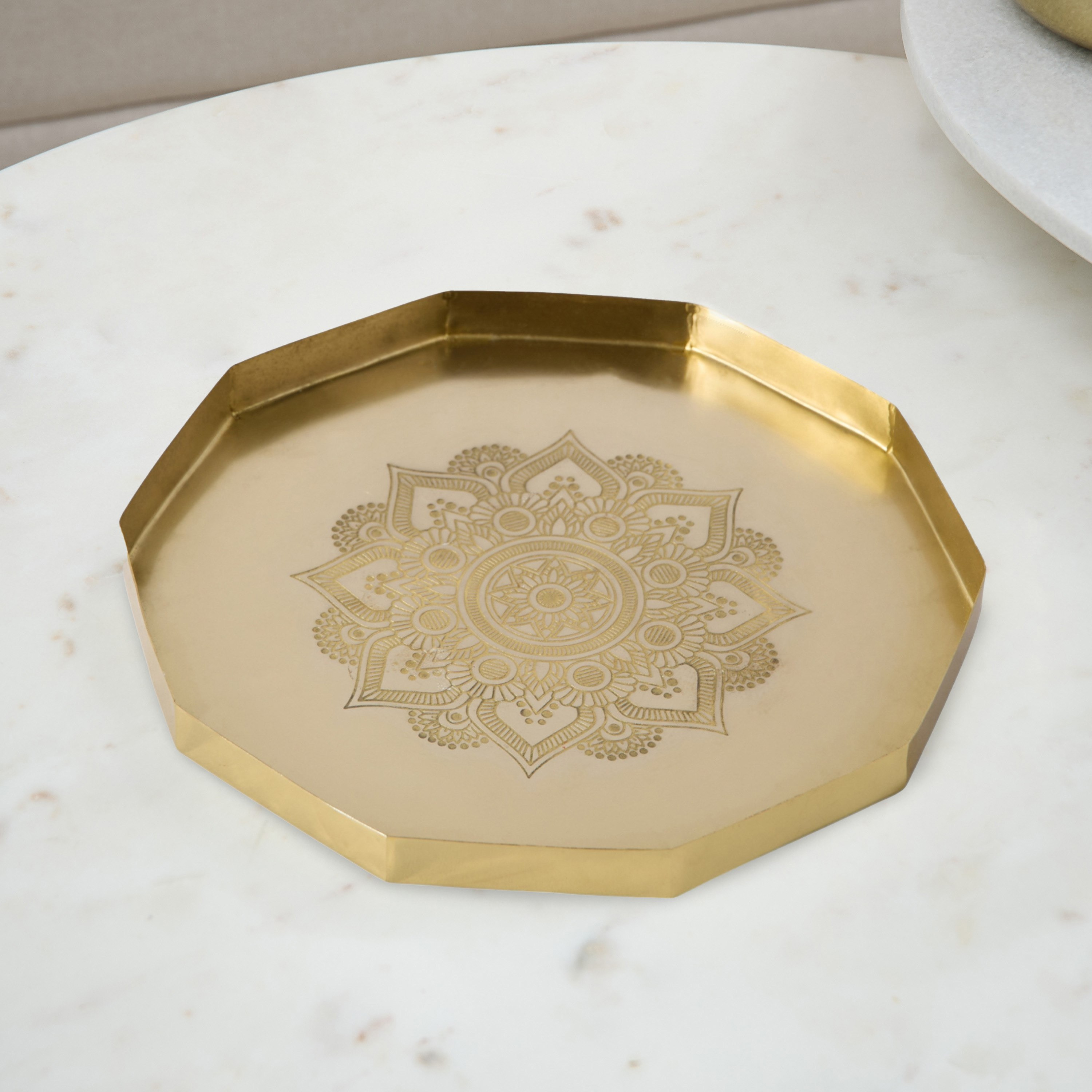 صينية ديكور معدن محفورة من إيزاك - 27x26x2 سم-hbxhomeware-hbxdecorandfurnishings-image-2