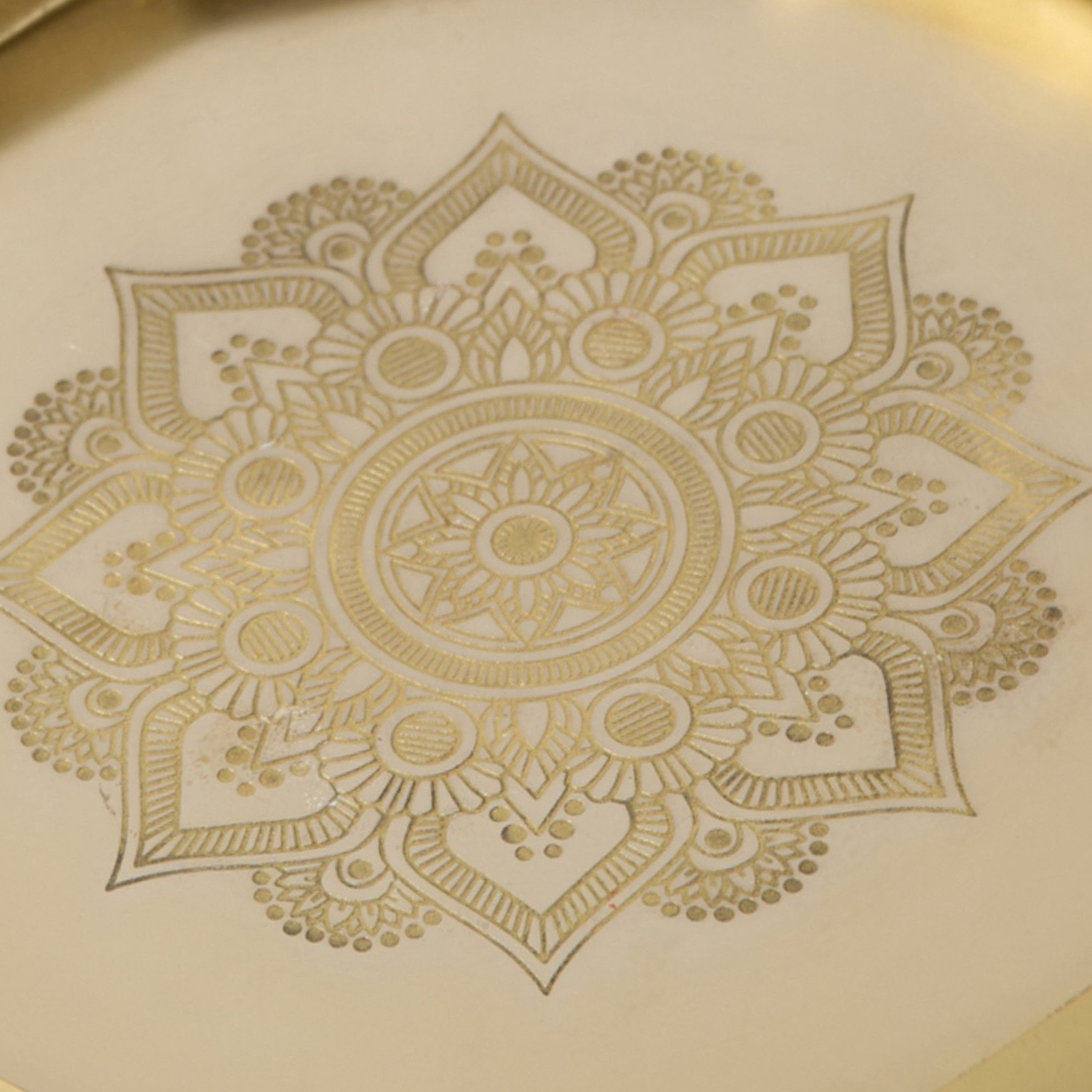 صينية ديكور معدن محفورة من إيزاك - 27x26x2 سم-hbxhomeware-hbxdecorandfurnishings-image-3