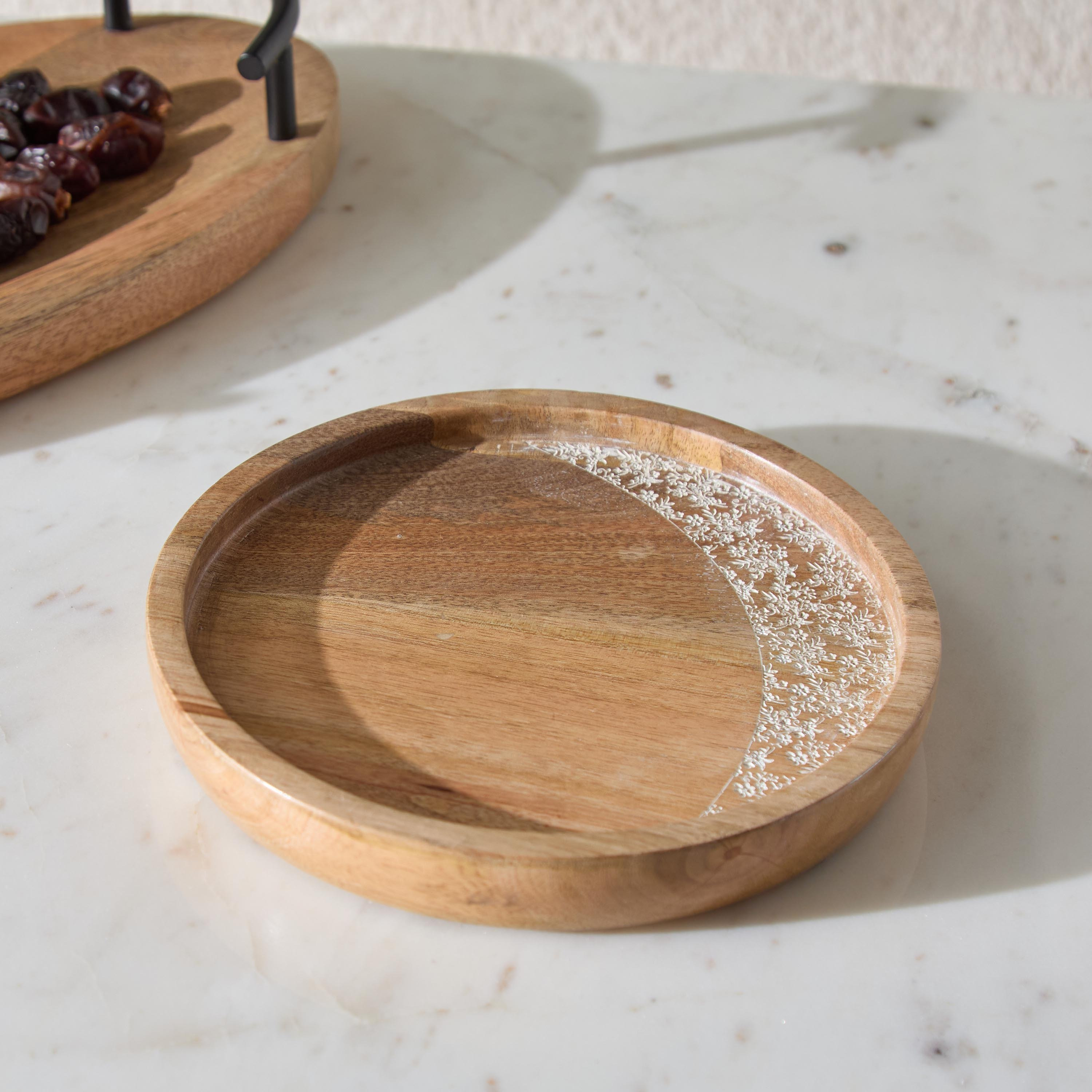 صحن ديكور من الخشب الطبيعي المنقوش ونمط الدانتيل - 20x20x3 سم-hbxhomeware-hbxdecorandfurnishings-image-1