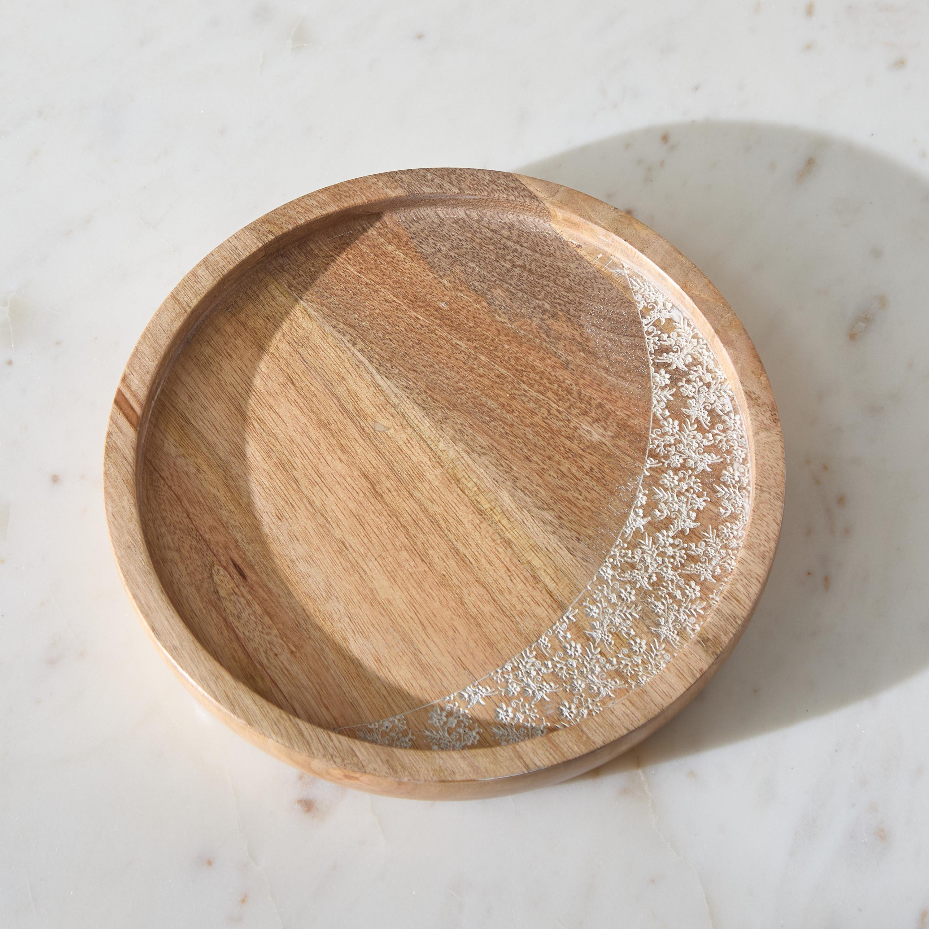 صحن ديكور من الخشب الطبيعي المنقوش ونمط الدانتيل - 20x20x3 سم-hbxhomeware-hbxdecorandfurnishings-image-2