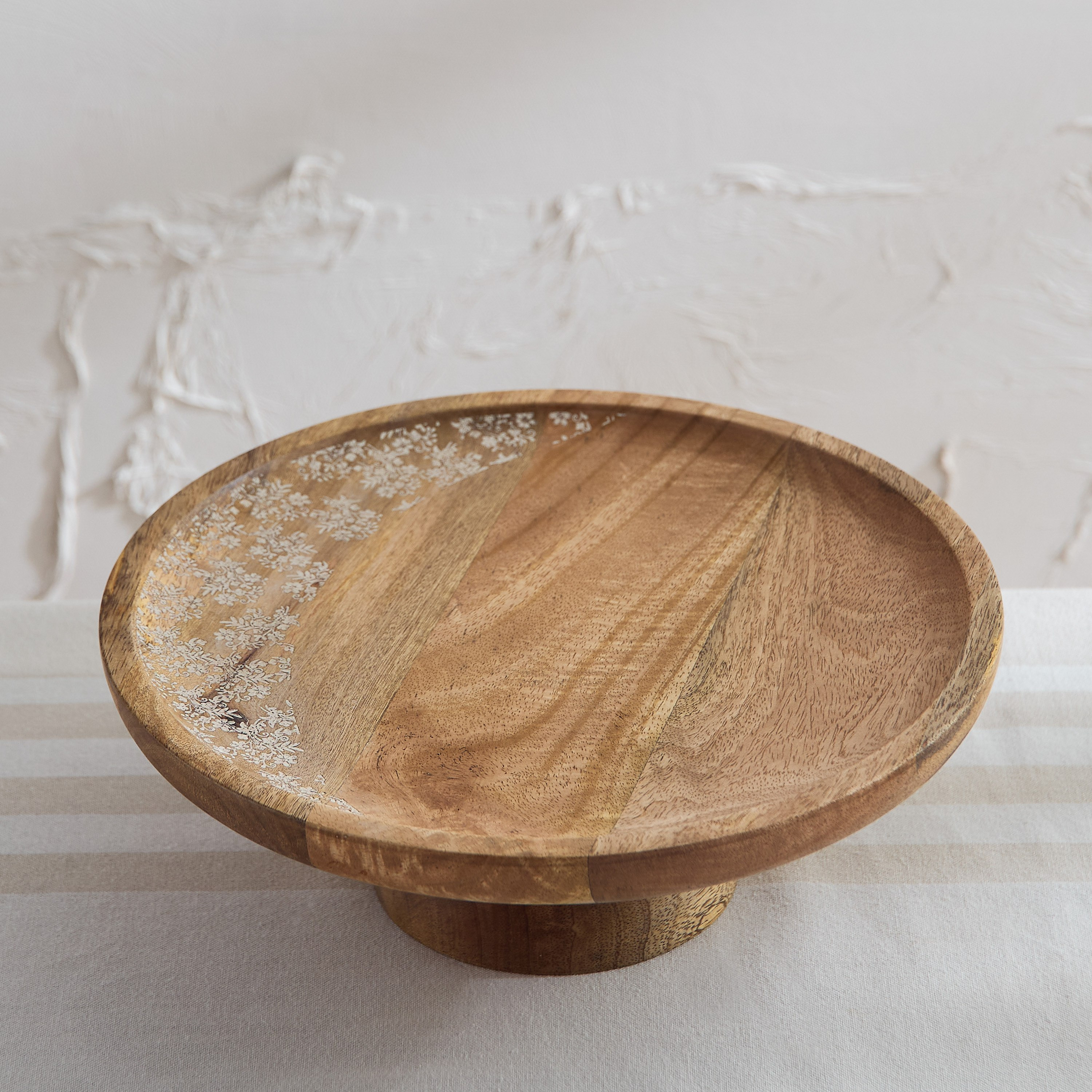 حامل كيك من الخشب الطبيعي المنقوش ونمط الدانتيل - 30x30x10.5 سم-hbxdecorandfurnishings-tabletop-serveware-image-2