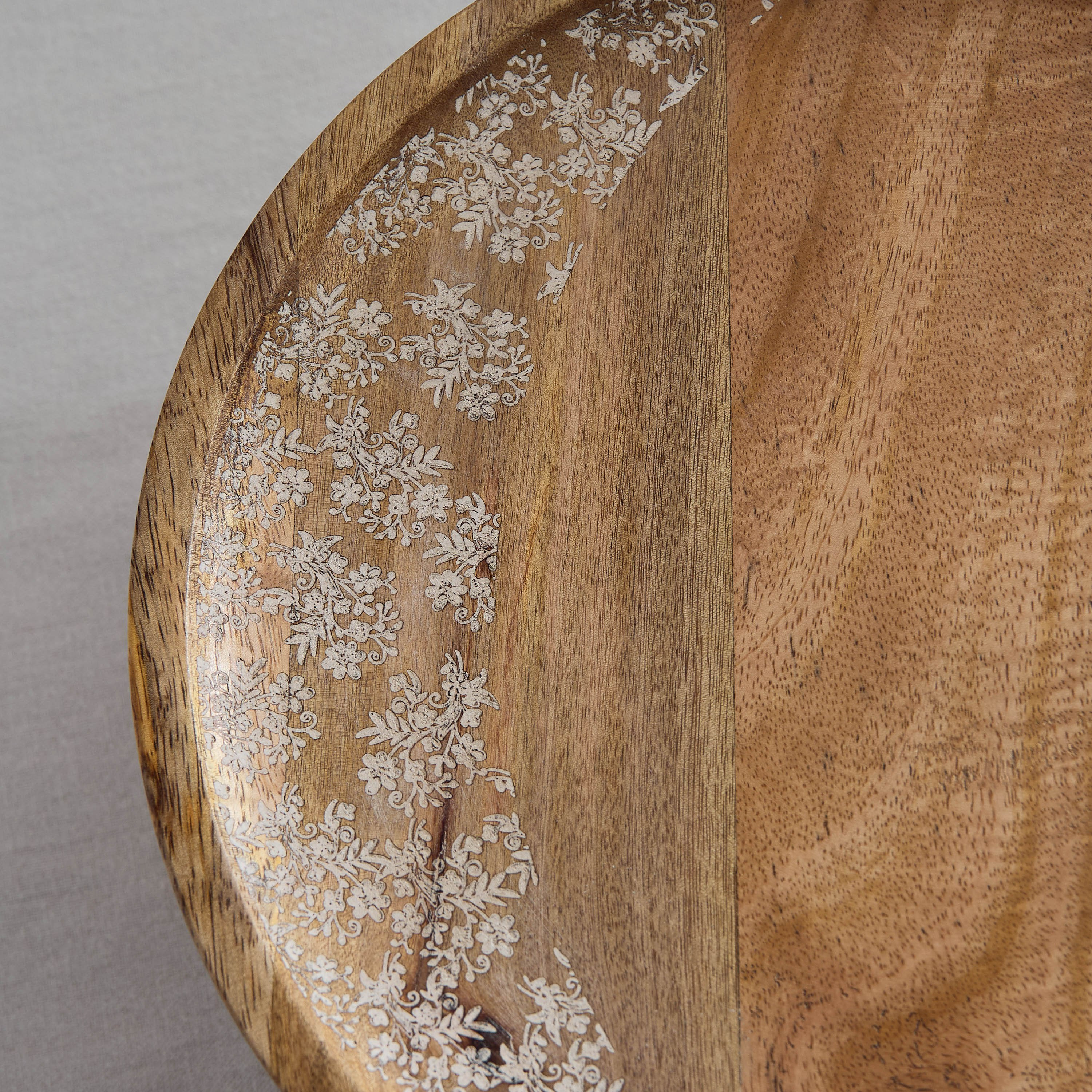 حامل كيك من الخشب الطبيعي المنقوش ونمط الدانتيل - 30x30x10.5 سم-hbxdecorandfurnishings-tabletop-serveware-image-3