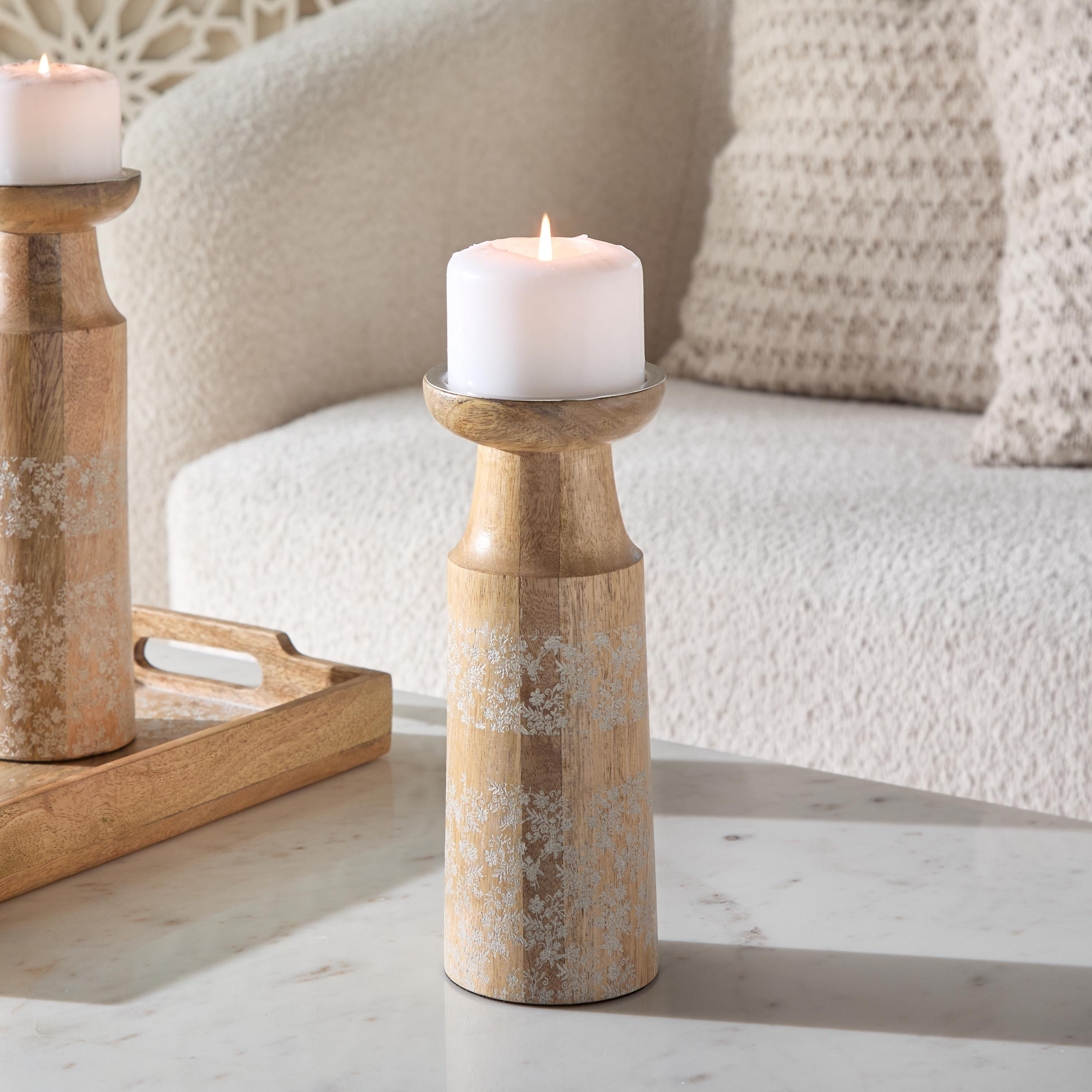 حامل شموع عمودي من الخشب الطبيعي المنقوش ونمط الدانتيل - 10x10x24 سم-hbxlivingroom-decorandaccessories-candleholders-image-1