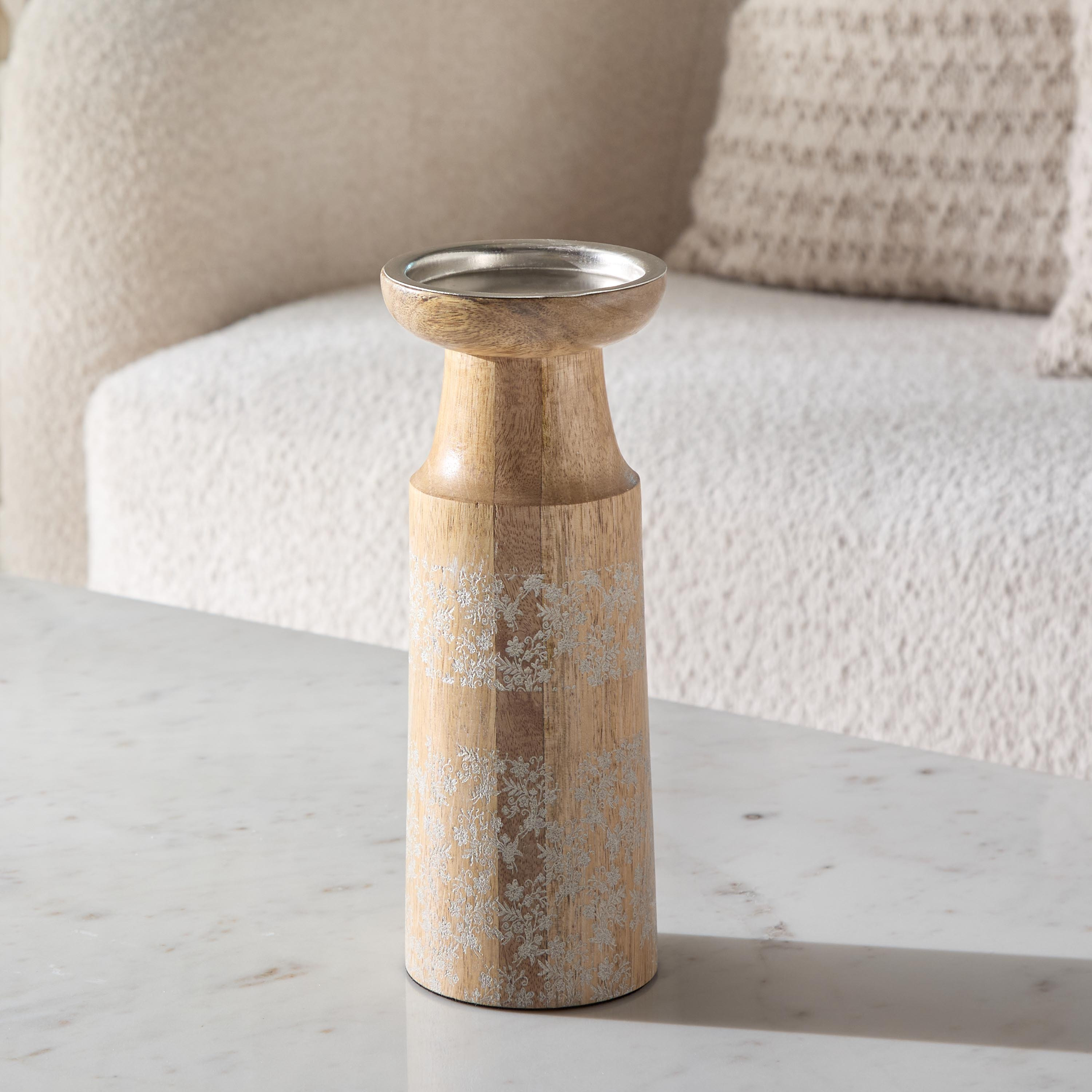 حامل شموع عمودي من الخشب الطبيعي المنقوش ونمط الدانتيل - 10x10x24 سم-hbxlivingroom-decorandaccessories-candleholders-image-2