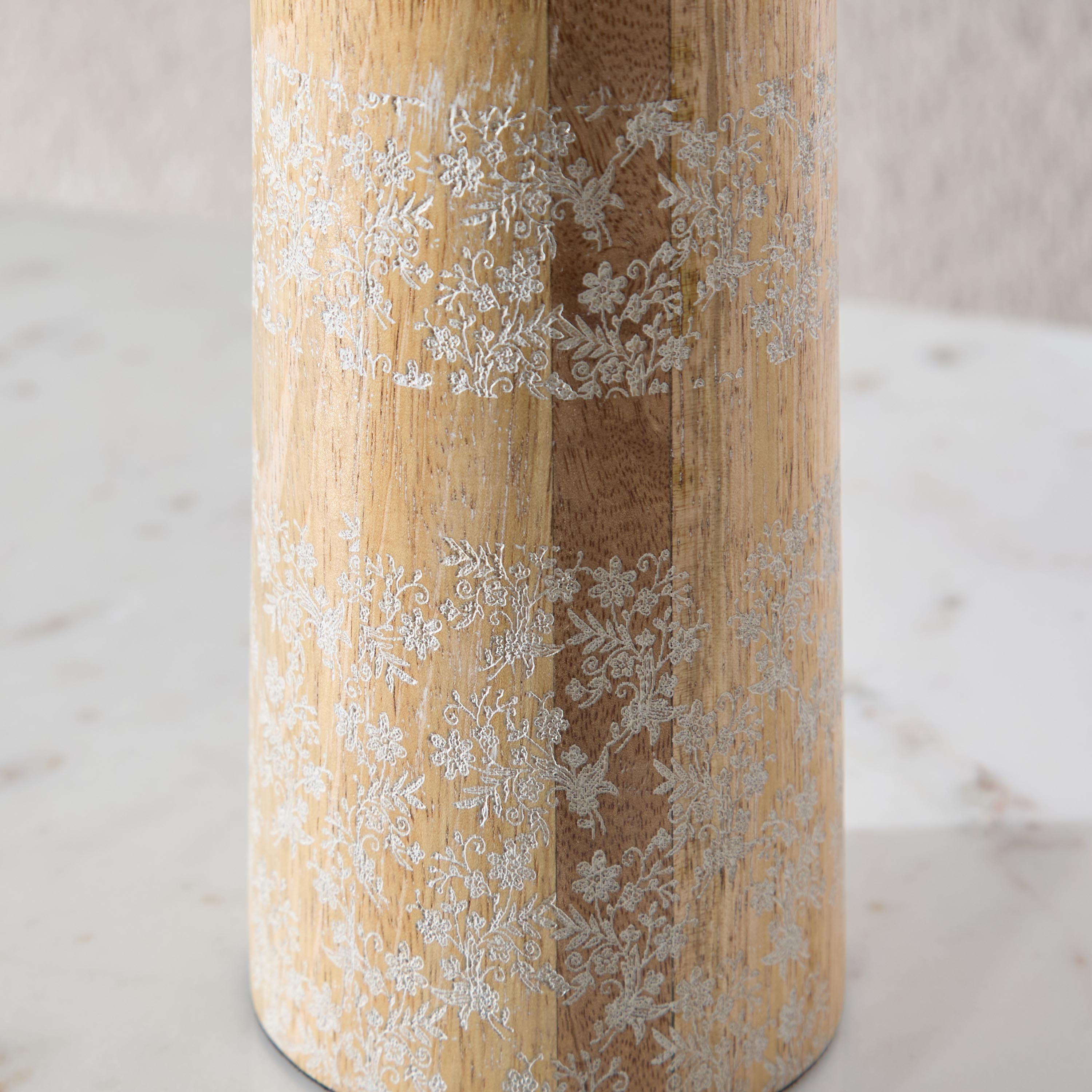 حامل شموع عمودي من الخشب الطبيعي المنقوش ونمط الدانتيل - 10x10x24 سم-hbxlivingroom-decorandaccessories-candleholders-image-4
