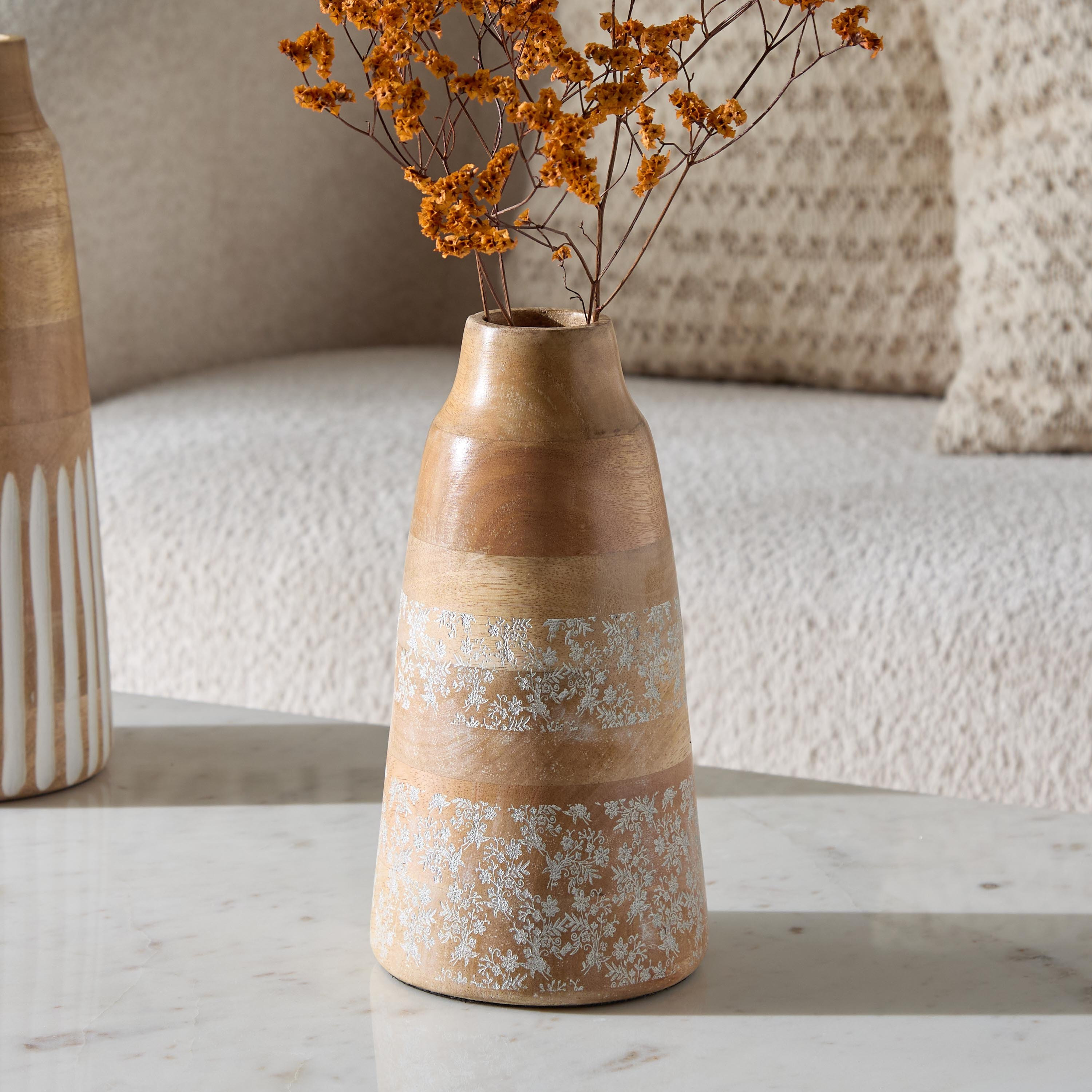 مزهرية من الخشب الطبيعي المنقوش ونمط الدانتيل - 13x13x24 سم-hbxbedroom-decorandaccessories-vases-image-1