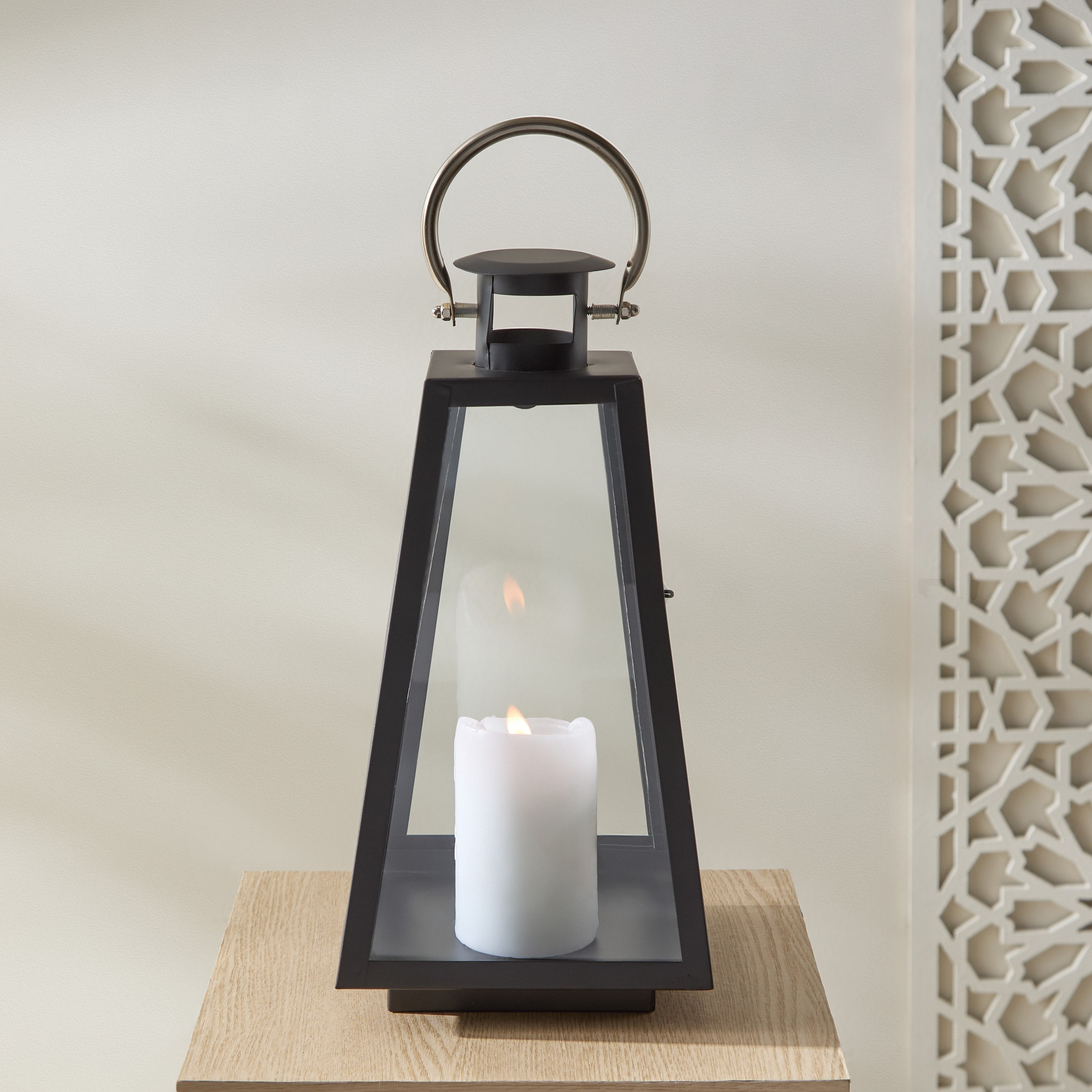 فانوس زجاج بخرز معدني من كينسن- 18.5x17.5x35.5 سم-hbxdecorandfurnishings-homeaccessories-lanterns-image-1