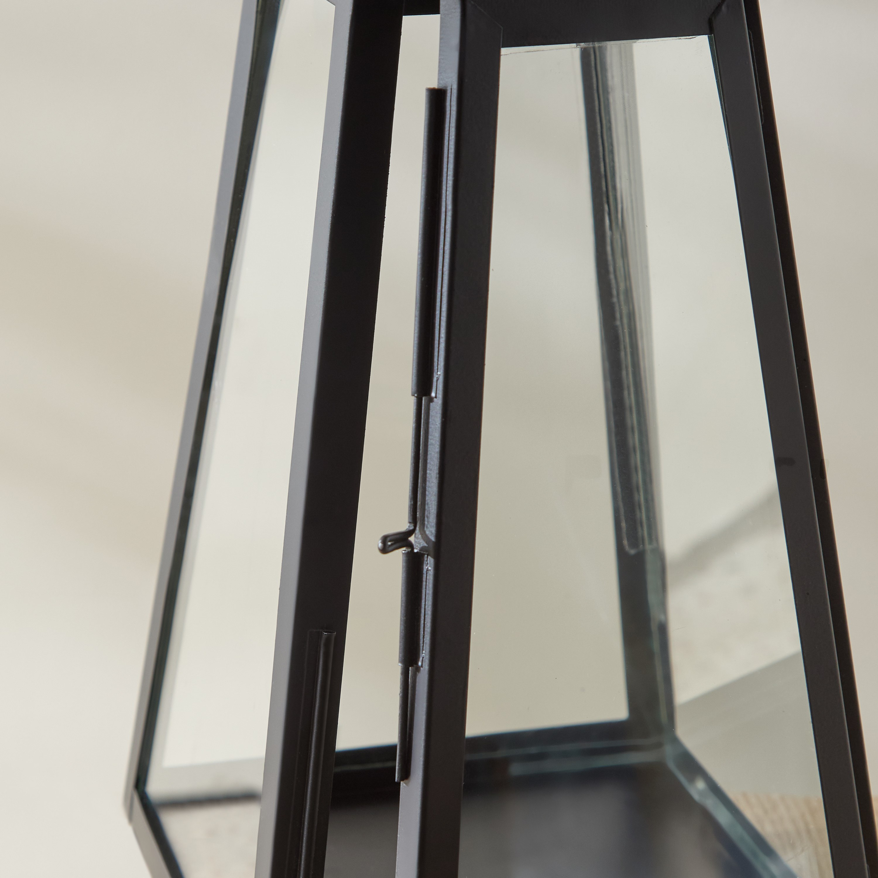 فانوس زجاج بخرز معدني من كينسن- 18.5x17.5x35.5 سم-hbxdecorandfurnishings-homeaccessories-lanterns-image-3