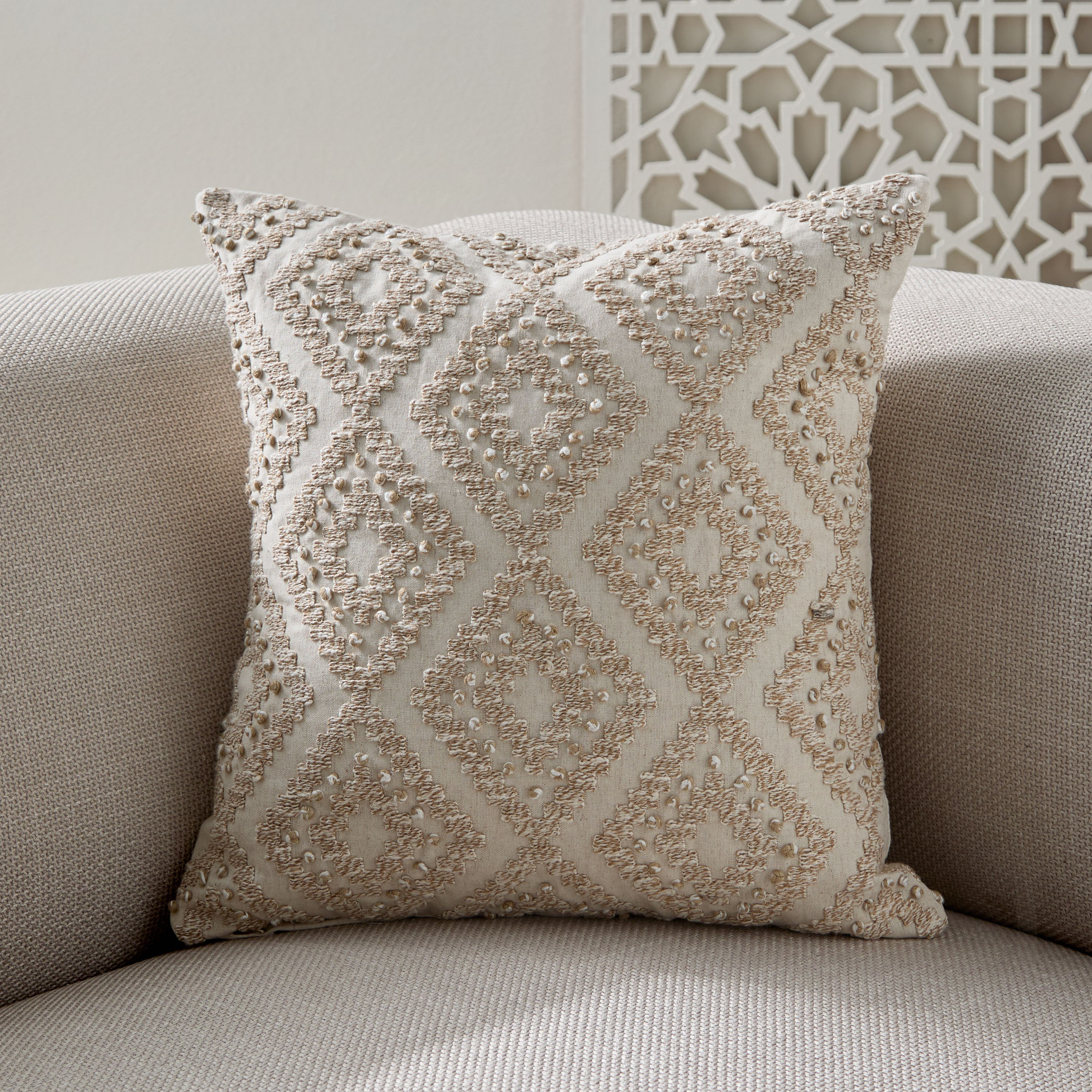 وسادة محشوة مطرزة من جرين أرتست - 45×45 سم-hbxhomeware-hbxbedroom-image-1