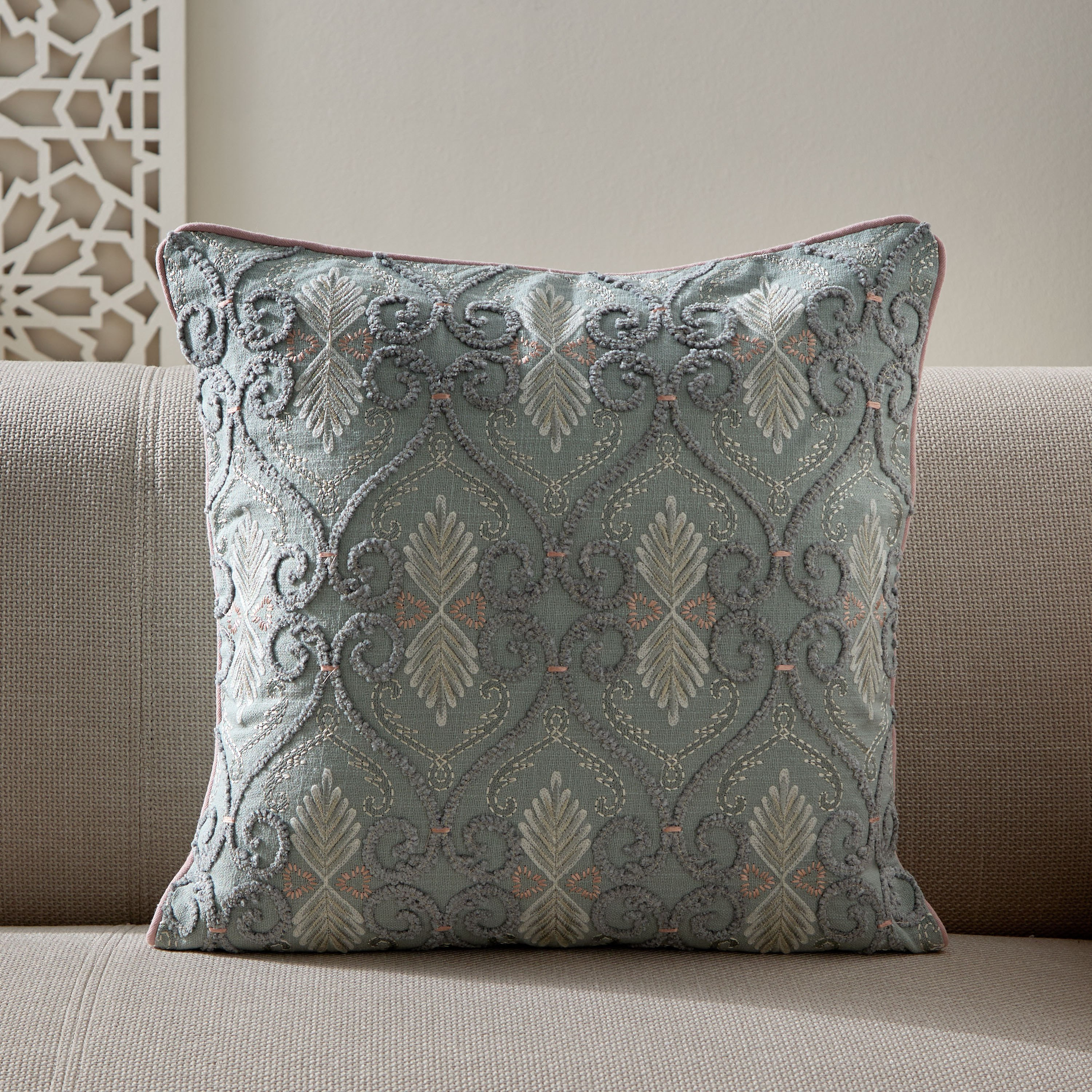 وسادة محشوة مطرزة أوجي من ترادو - 50×50 سم-hbxhomeware-hbxbedroom-image-1