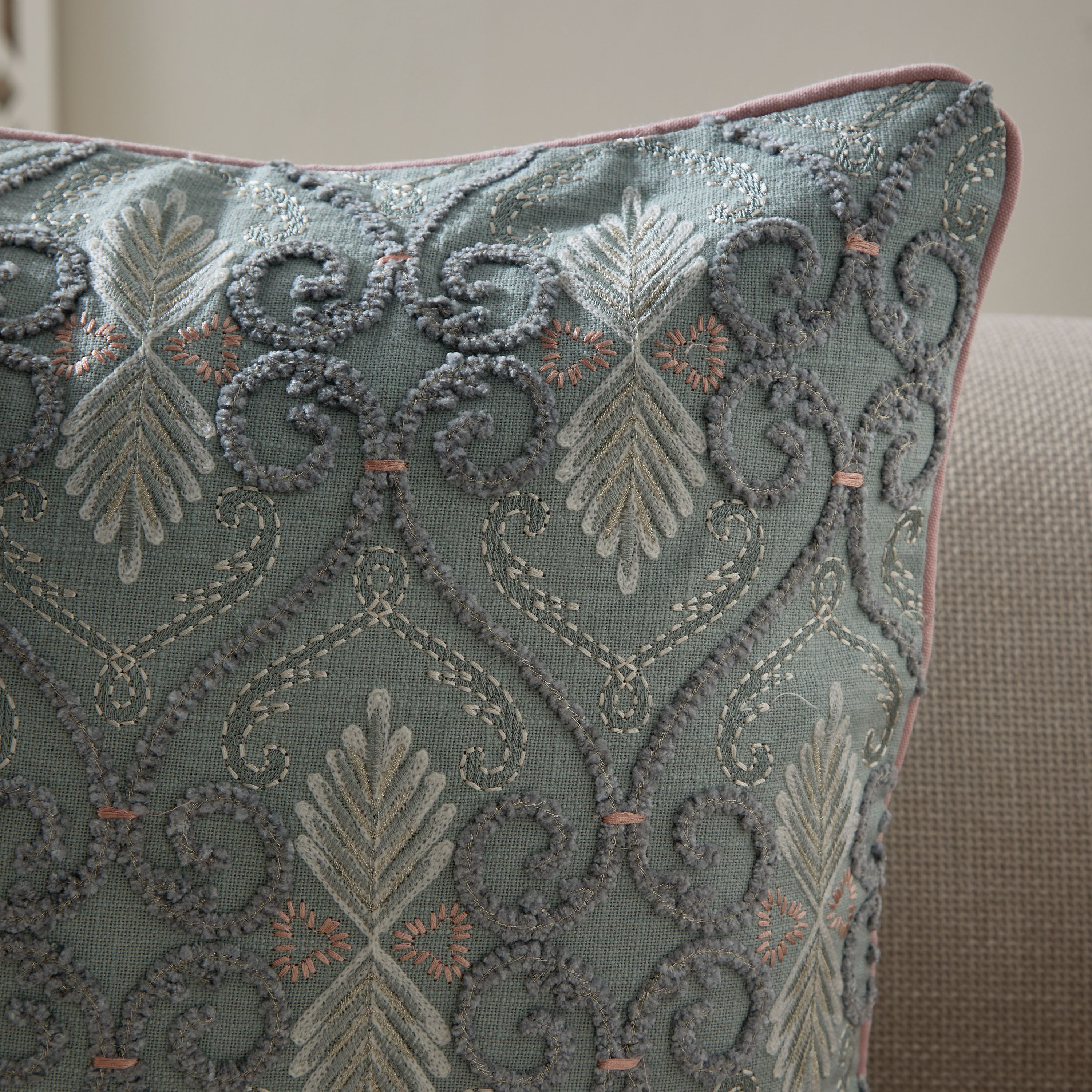 وسادة محشوة مطرزة أوجي من ترادو - 50×50 سم-hbxhomeware-hbxbedroom-image-2