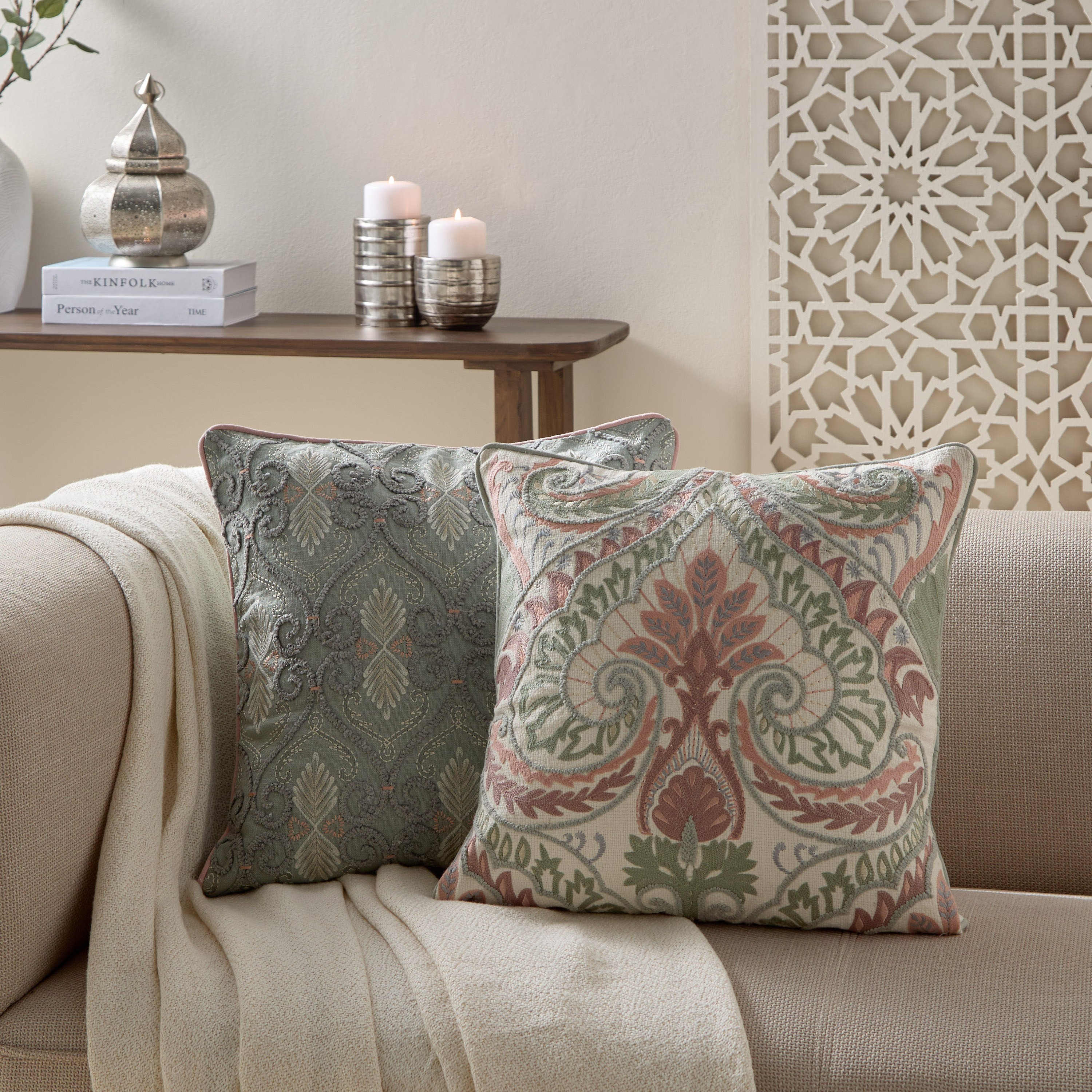 وسادة محشوة مطرزة أوجي من ترادو - 50×50 سم-hbxhomeware-hbxbedroom-image-4