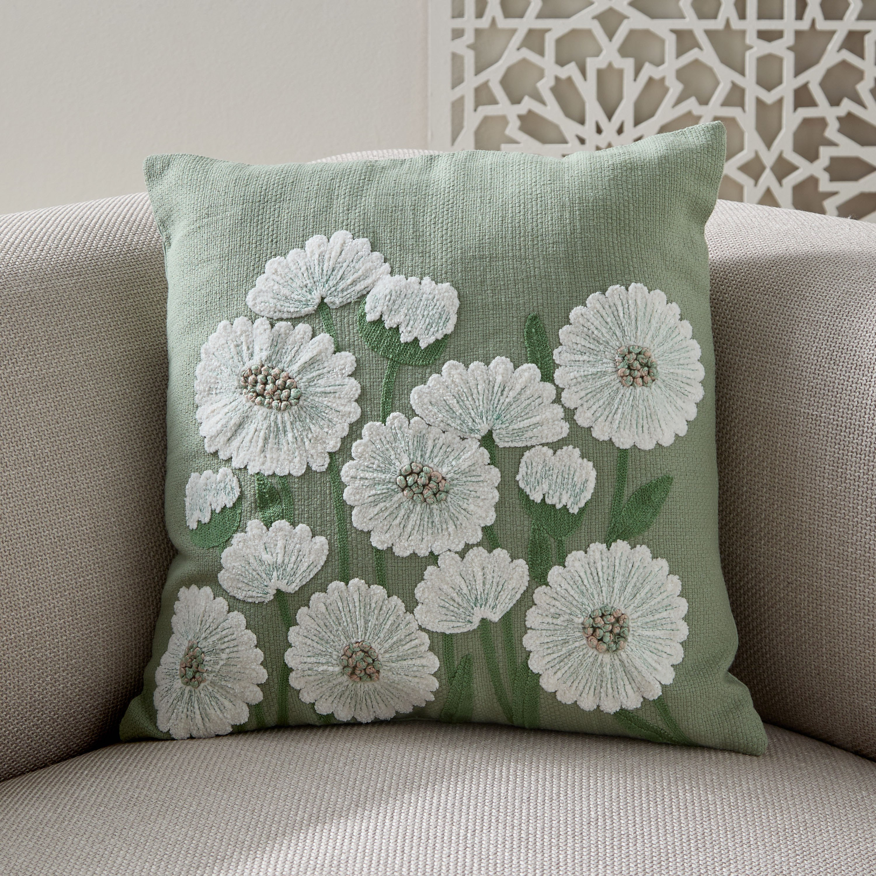 وسادة محشوة بتصميم ديزي جاردينيا من جرين أرتست - 45×45 سم-hbxhomeware-hbxbedroom-image-1