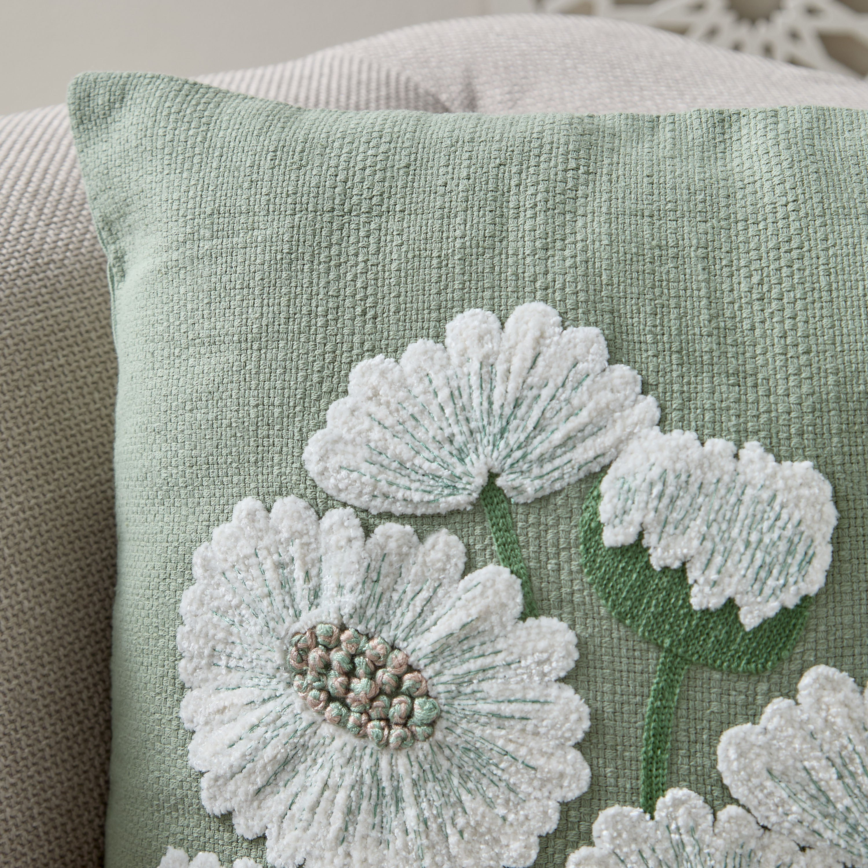 وسادة محشوة بتصميم ديزي جاردينيا من جرين أرتست - 45×45 سم-hbxhomeware-hbxbedroom-image-2