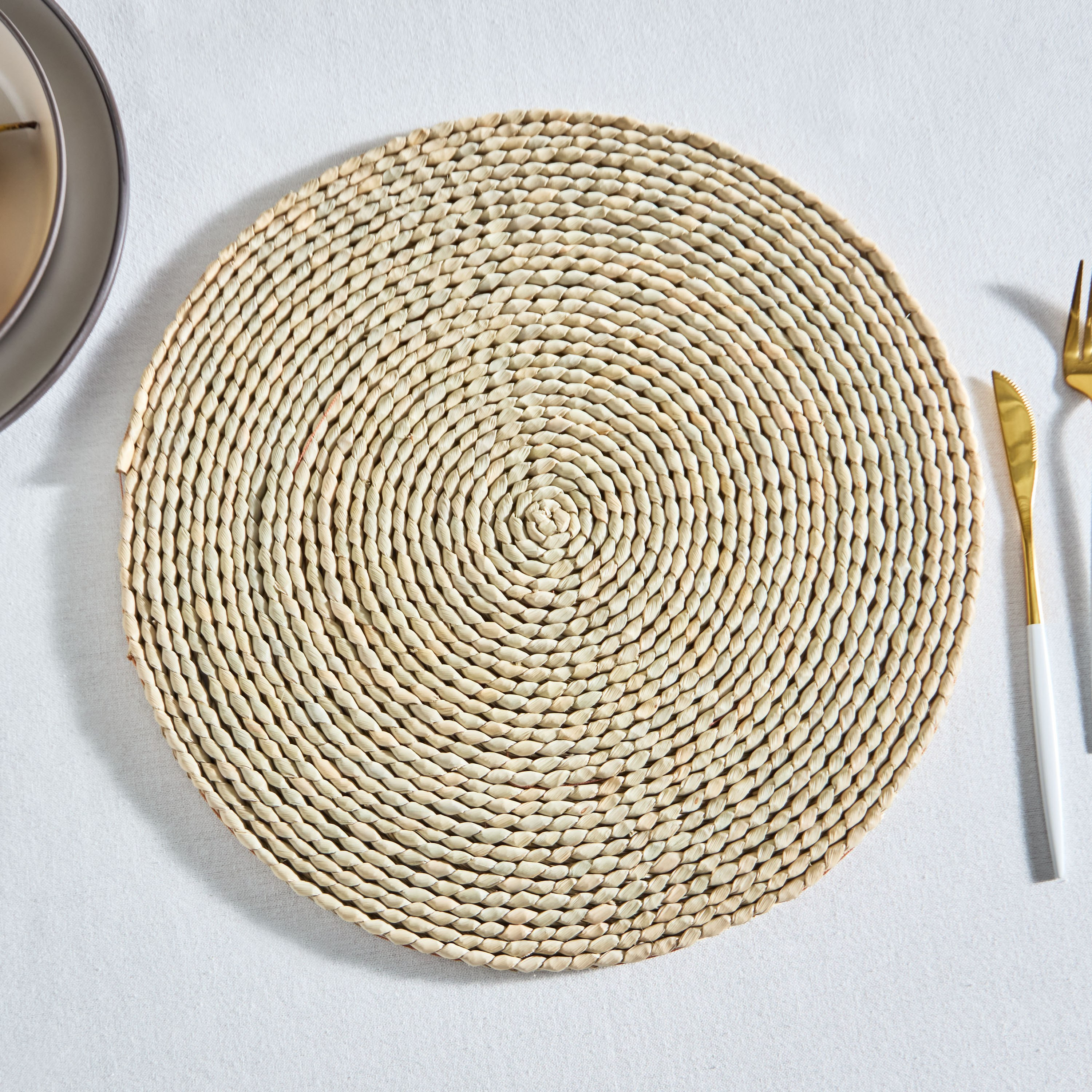 لبادة صحون مستديرة من الأعشاب البحرية من كورال- 38 سم-hbxdecorandfurnishings-homefurnishings-tablelinens-image-1