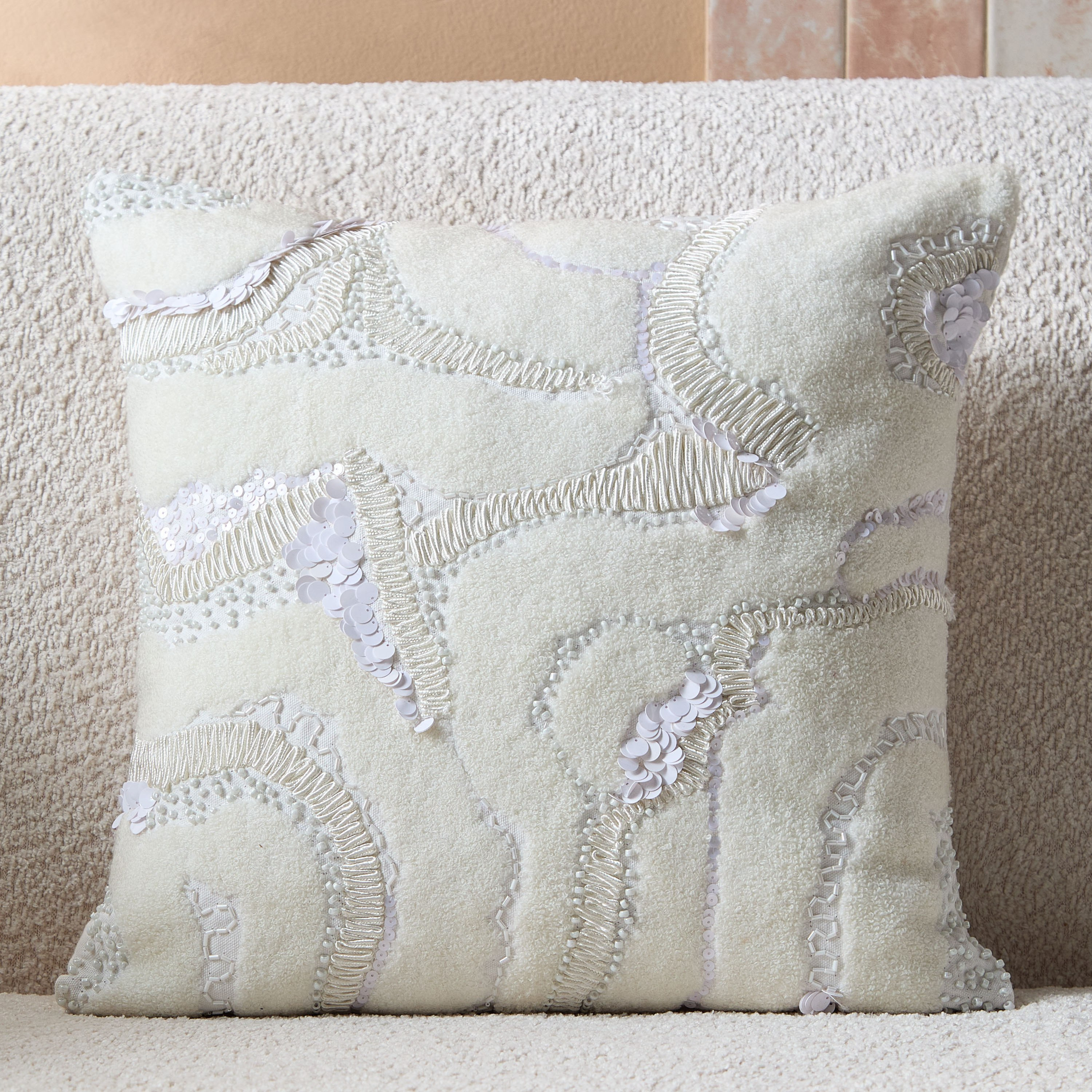 وسادة محشوة مزينة بتصميم موجة من بترا - 45x45 سم-hbxhomeware-hbxbedroom-image-1