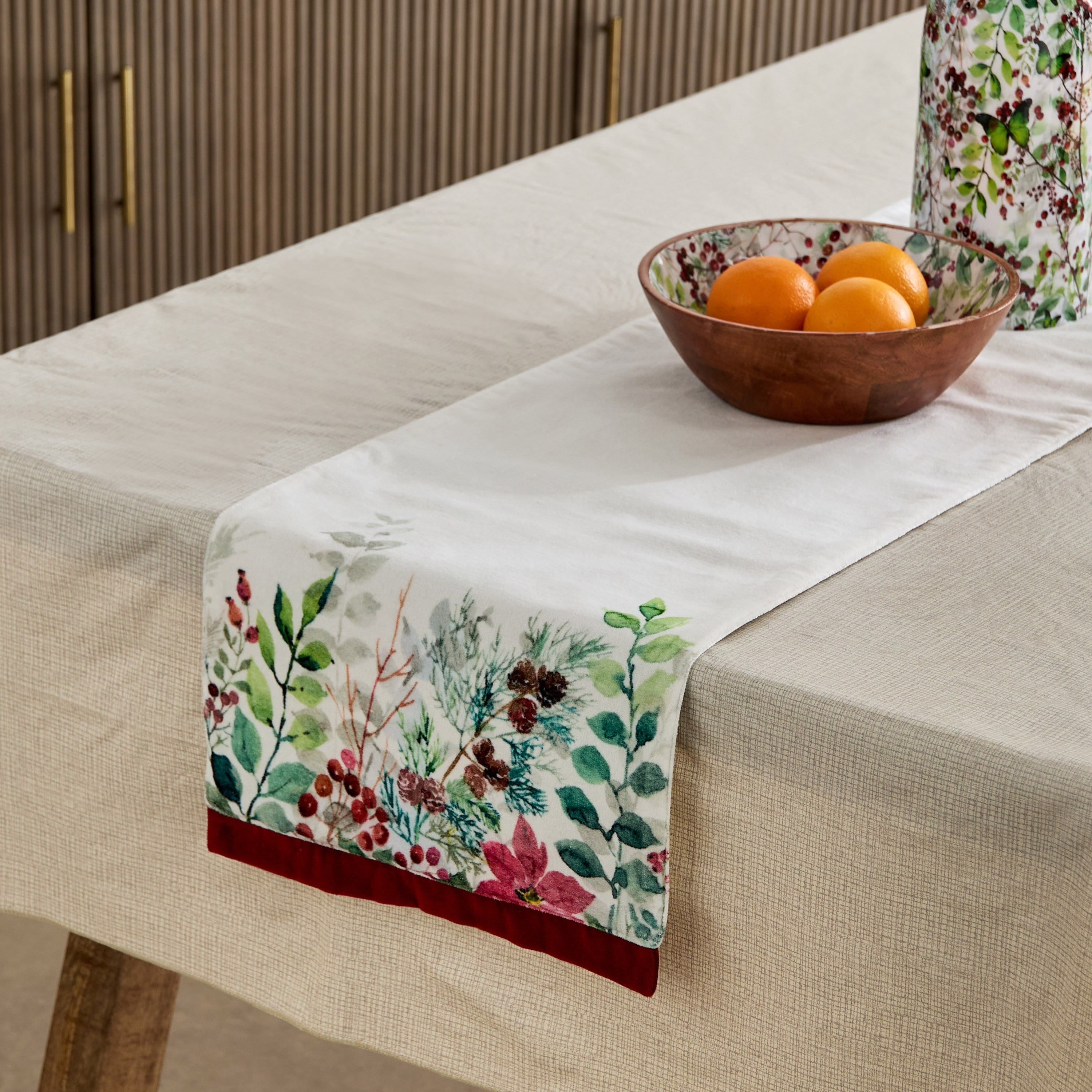 مفرش طاولة كريسماس بيريز - 33×120 سم-hbxdecorandfurnishings-homefurnishings-tablelinens-image-1