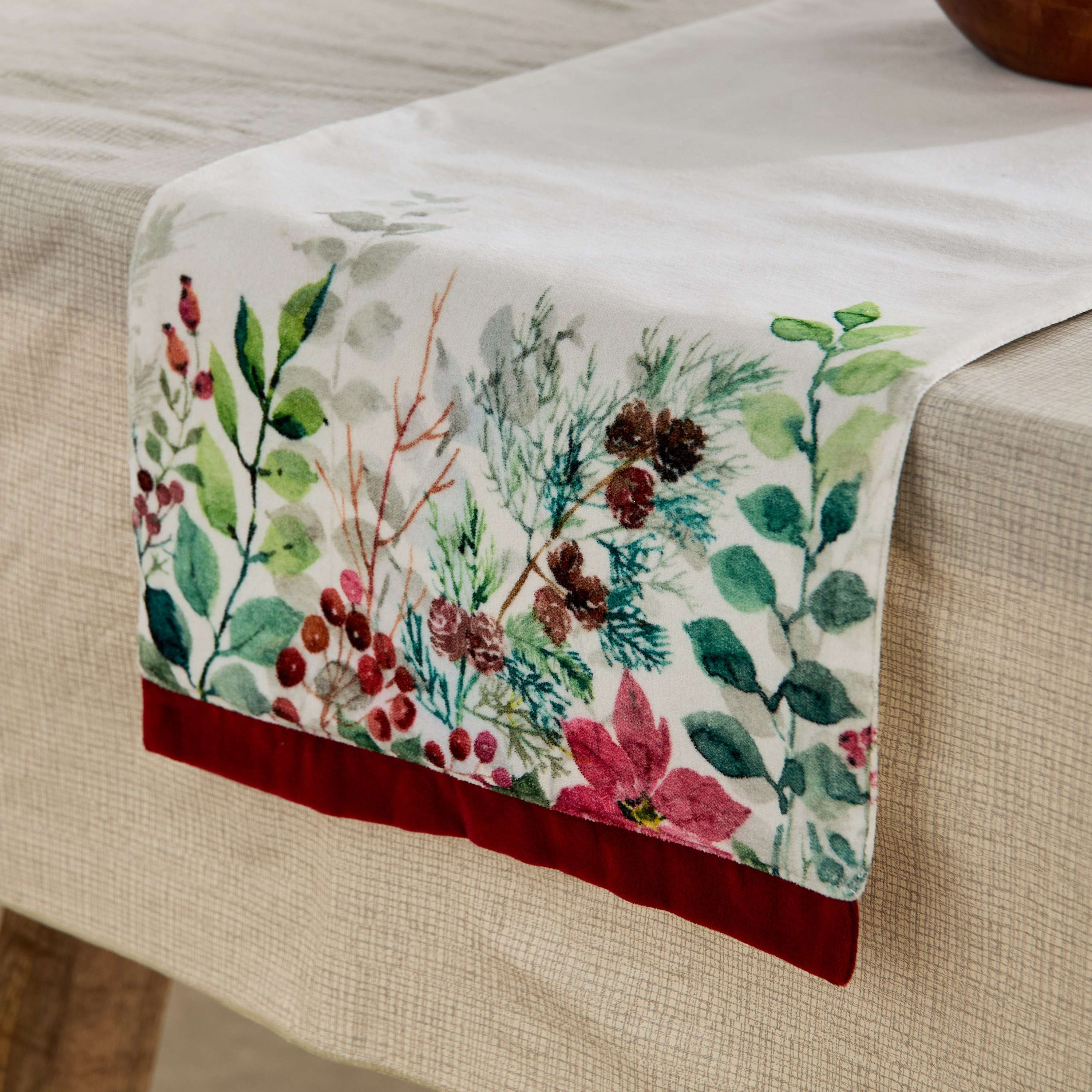 مفرش طاولة كريسماس بيريز - 33×120 سم-hbxdecorandfurnishings-homefurnishings-tablelinens-image-2