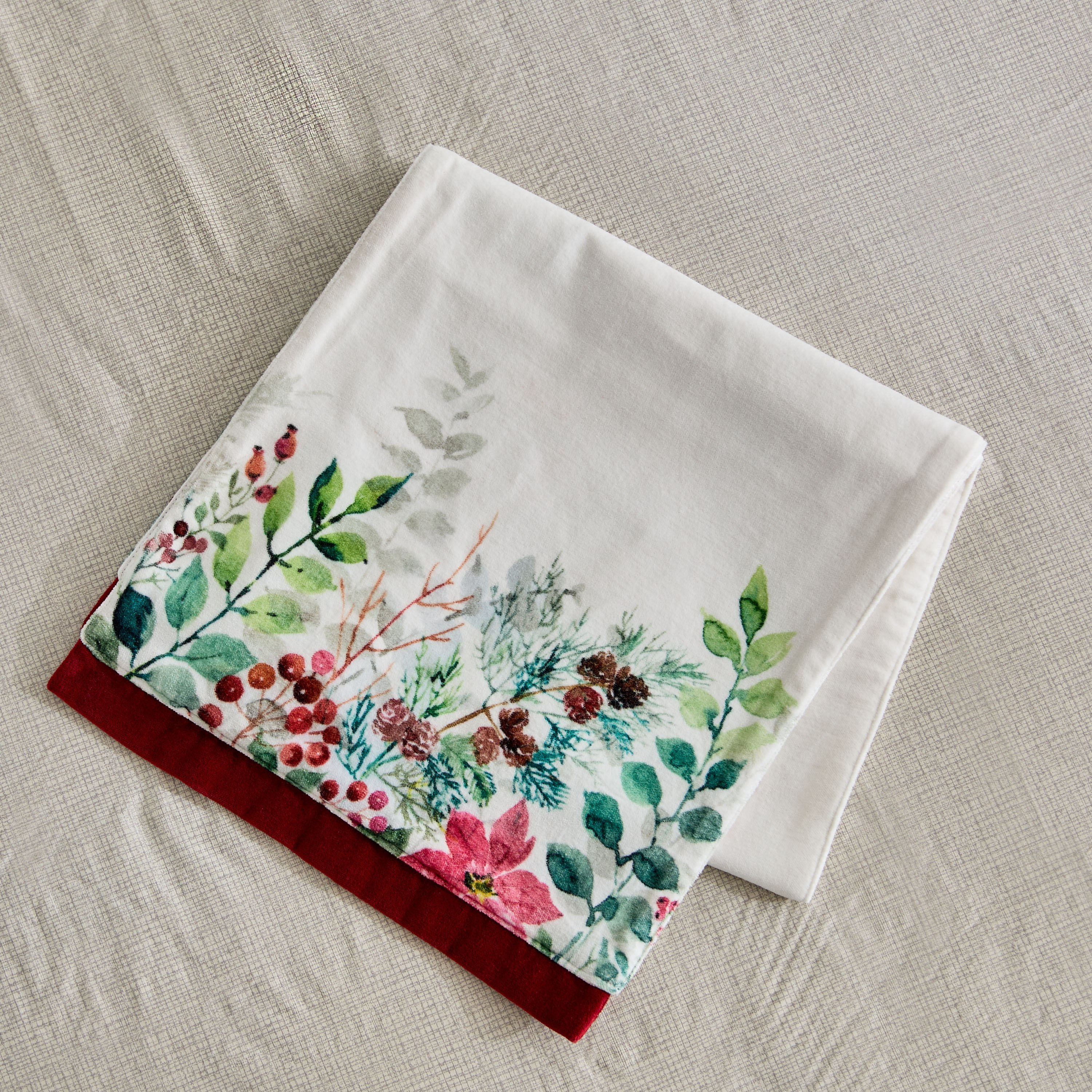 مفرش طاولة كريسماس بيريز - 33×120 سم-hbxdecorandfurnishings-homefurnishings-tablelinens-image-3