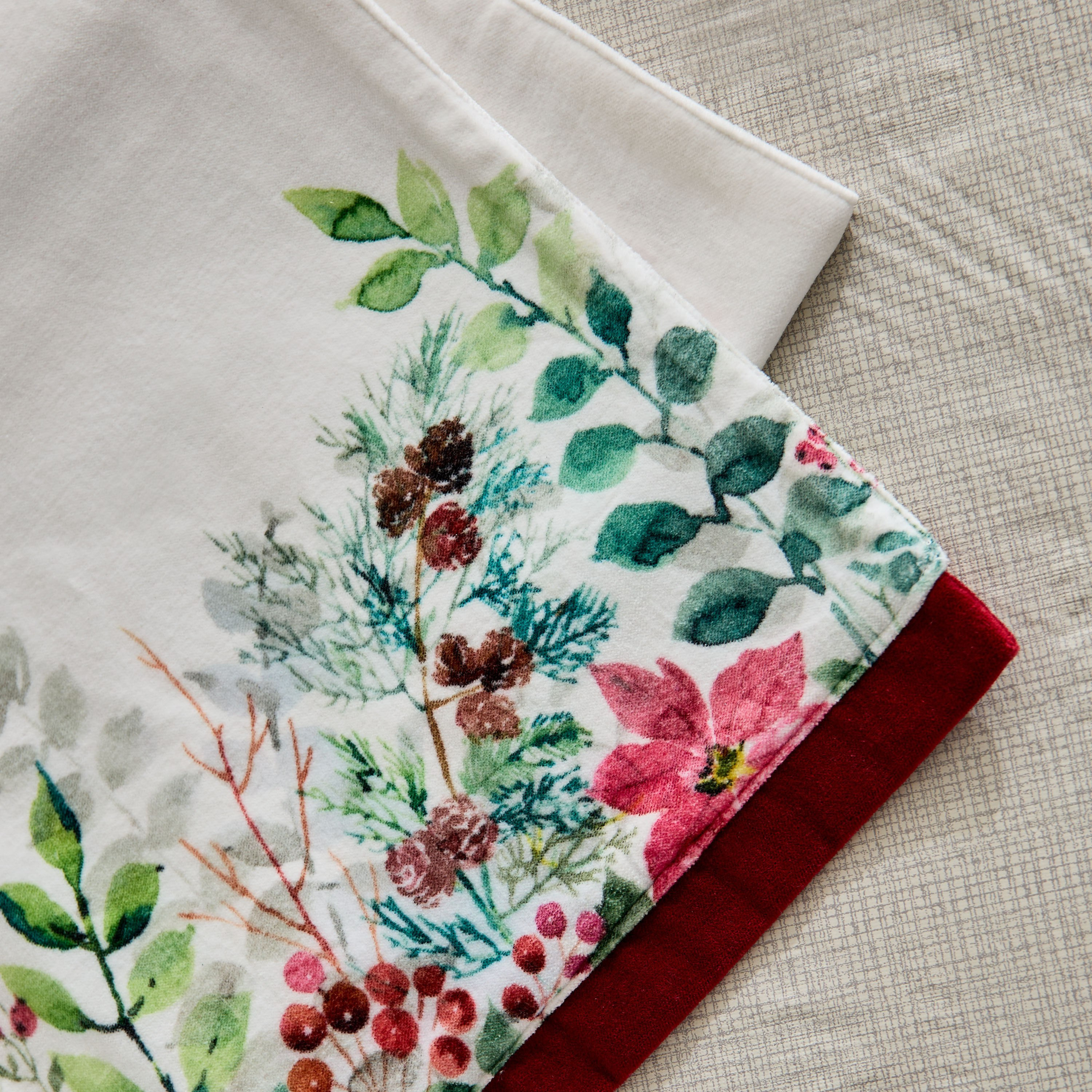 مفرش طاولة كريسماس بيريز - 33×120 سم-hbxdecorandfurnishings-homefurnishings-tablelinens-image-4