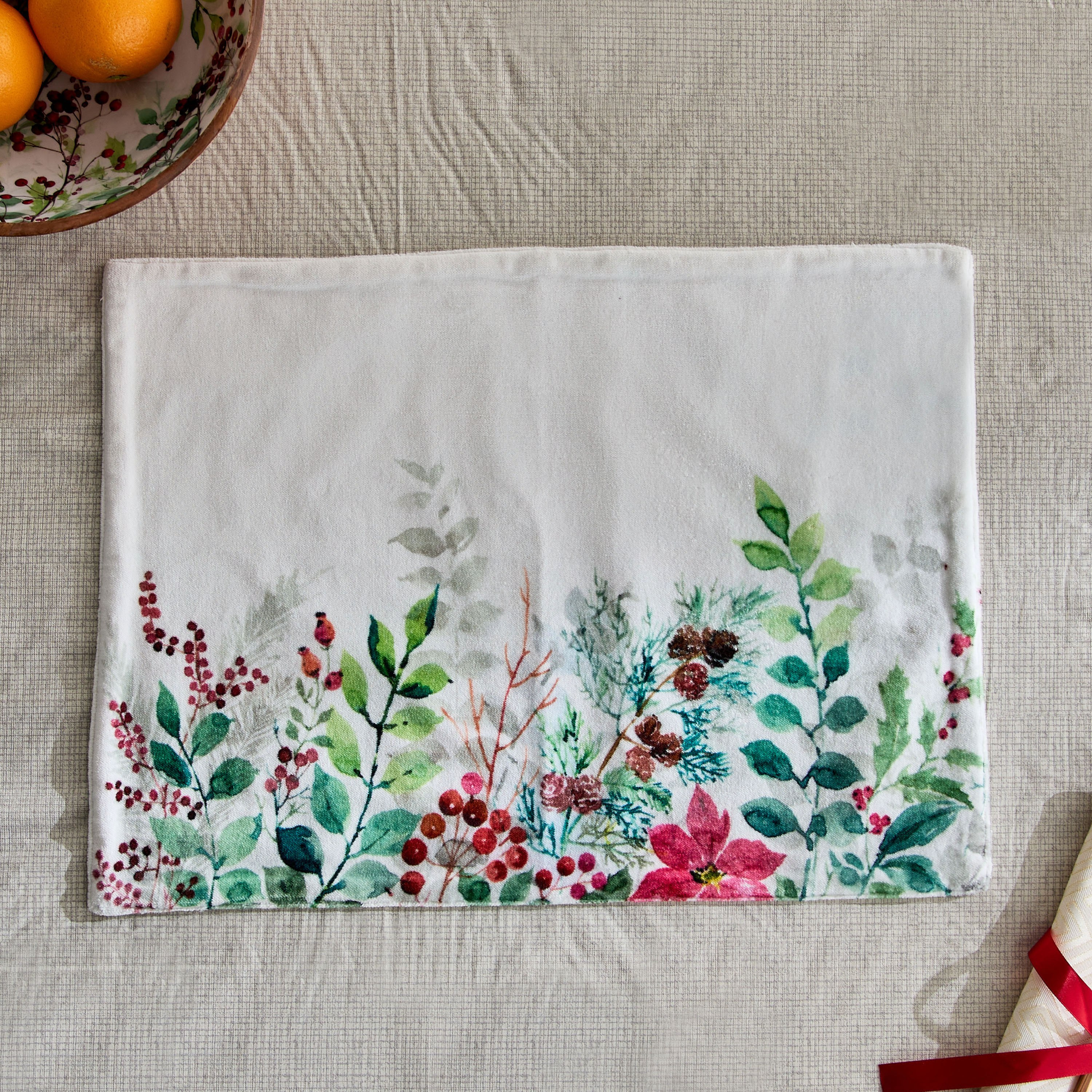 مفرش طاولة بتصميم توت الكريسماس - 33×45 سم-hbxdecorandfurnishings-homefurnishings-tablelinens-image-1
