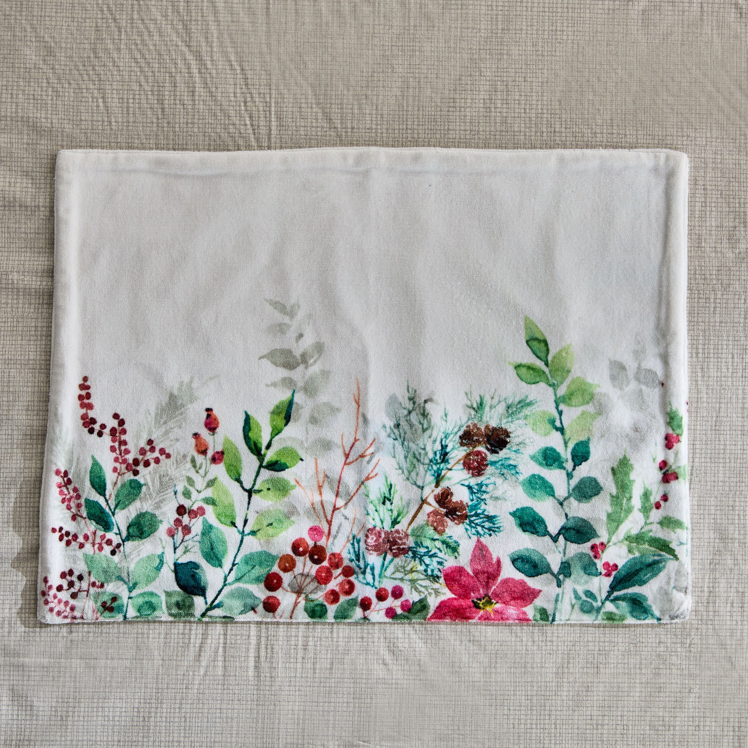 مفرش طاولة بتصميم توت الكريسماس - 33×45 سم-hbxdecorandfurnishings-homefurnishings-tablelinens-image-2