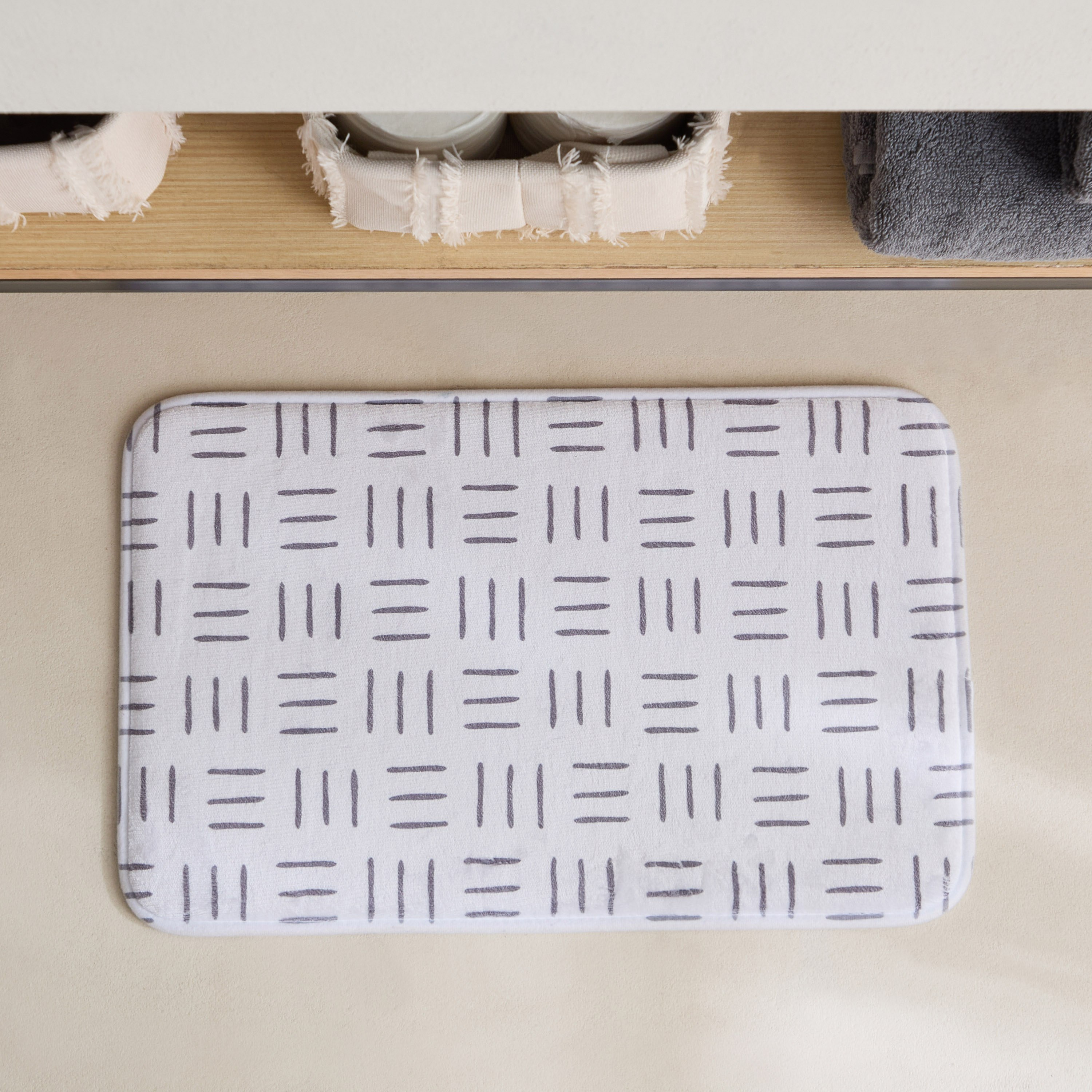 سجادة حمّام إسفنج بطبعات ليلا من أوستن - 35x55 سم-hbxbedroom-floorcoverings-bathmats-image-1