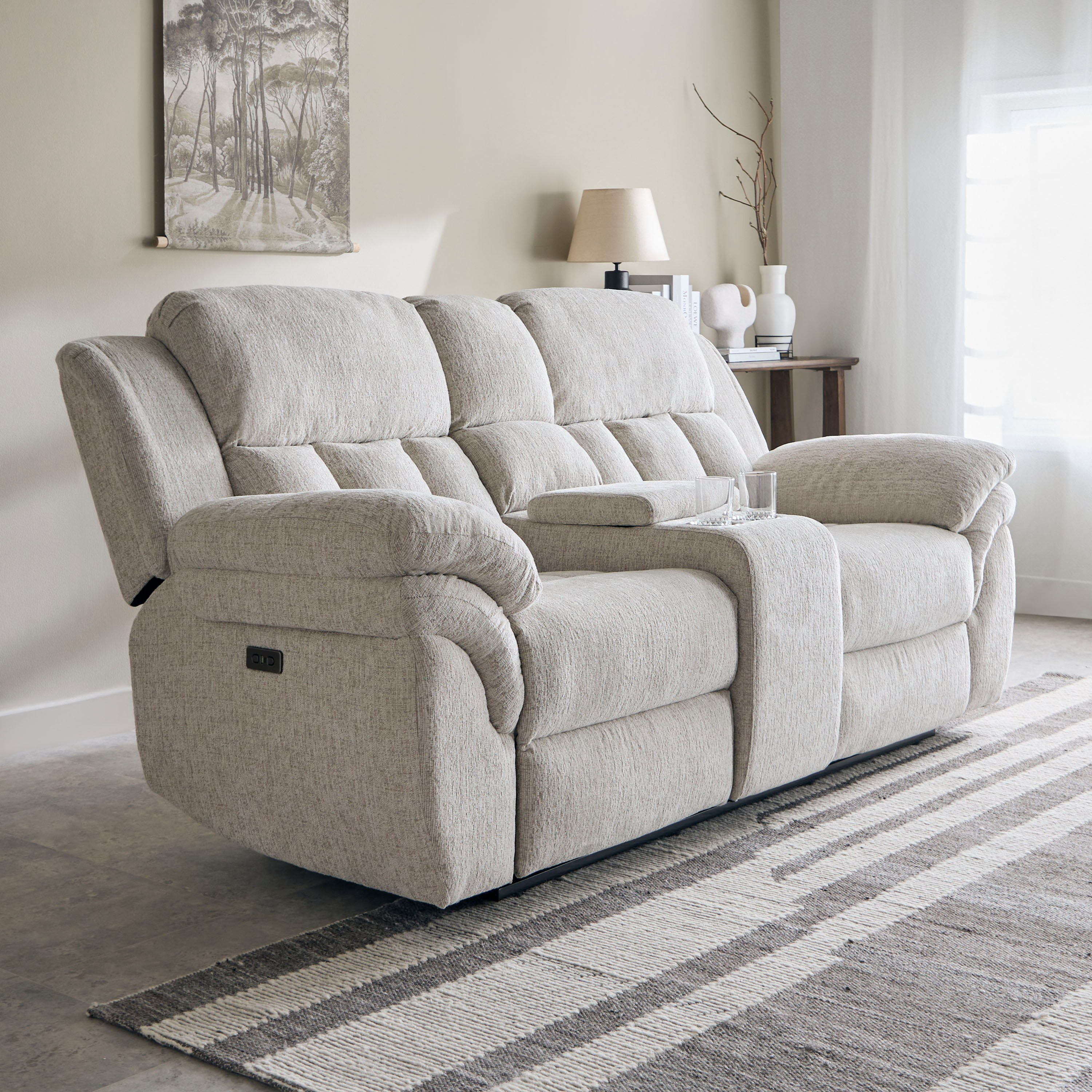 كنبة استرخاء قماش مقعدين تعمل بالطاقة الكهربائية بكونسول و2 حامل أكواب من ستانفورد-hbxfurniture-sofasandarmchairs-reclinersofas-image-1