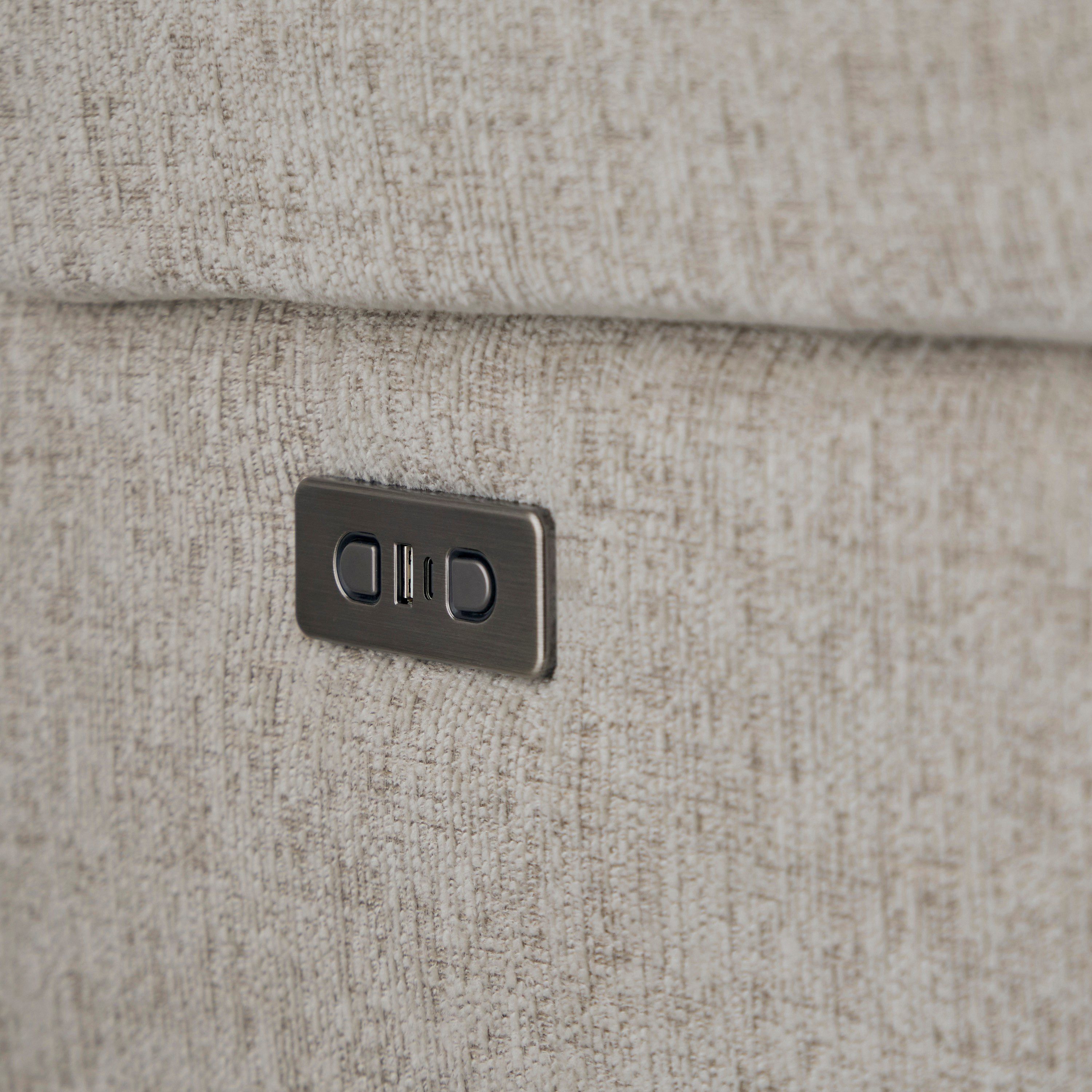 كنبة استرخاء قماش مقعدين تعمل بالطاقة الكهربائية بكونسول و2 حامل أكواب من ستانفورد-hbxfurniture-sofasandarmchairs-reclinersofas-image-12