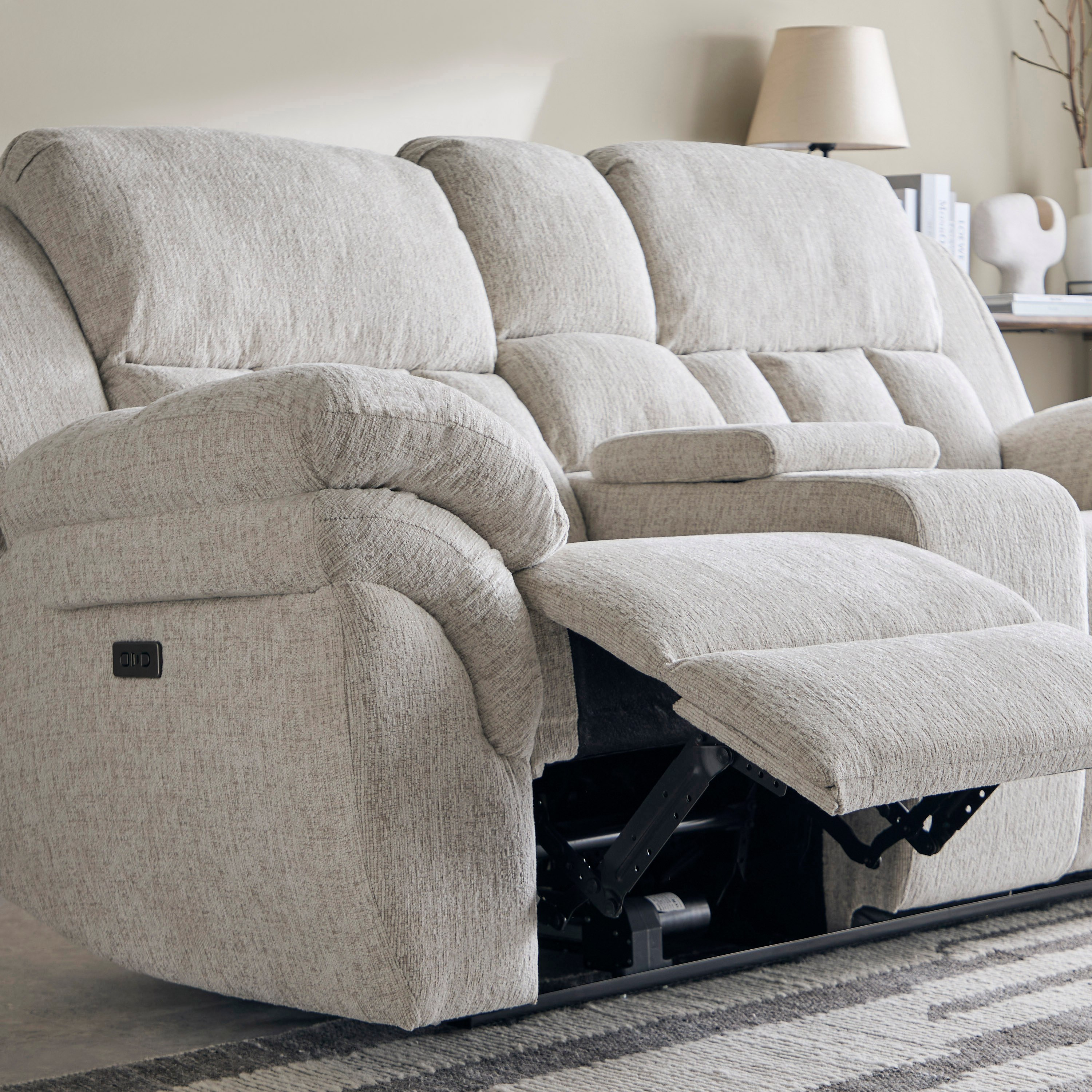كنبة استرخاء قماش مقعدين تعمل بالطاقة الكهربائية بكونسول و2 حامل أكواب من ستانفورد-hbxfurniture-sofasandarmchairs-reclinersofas-image-11