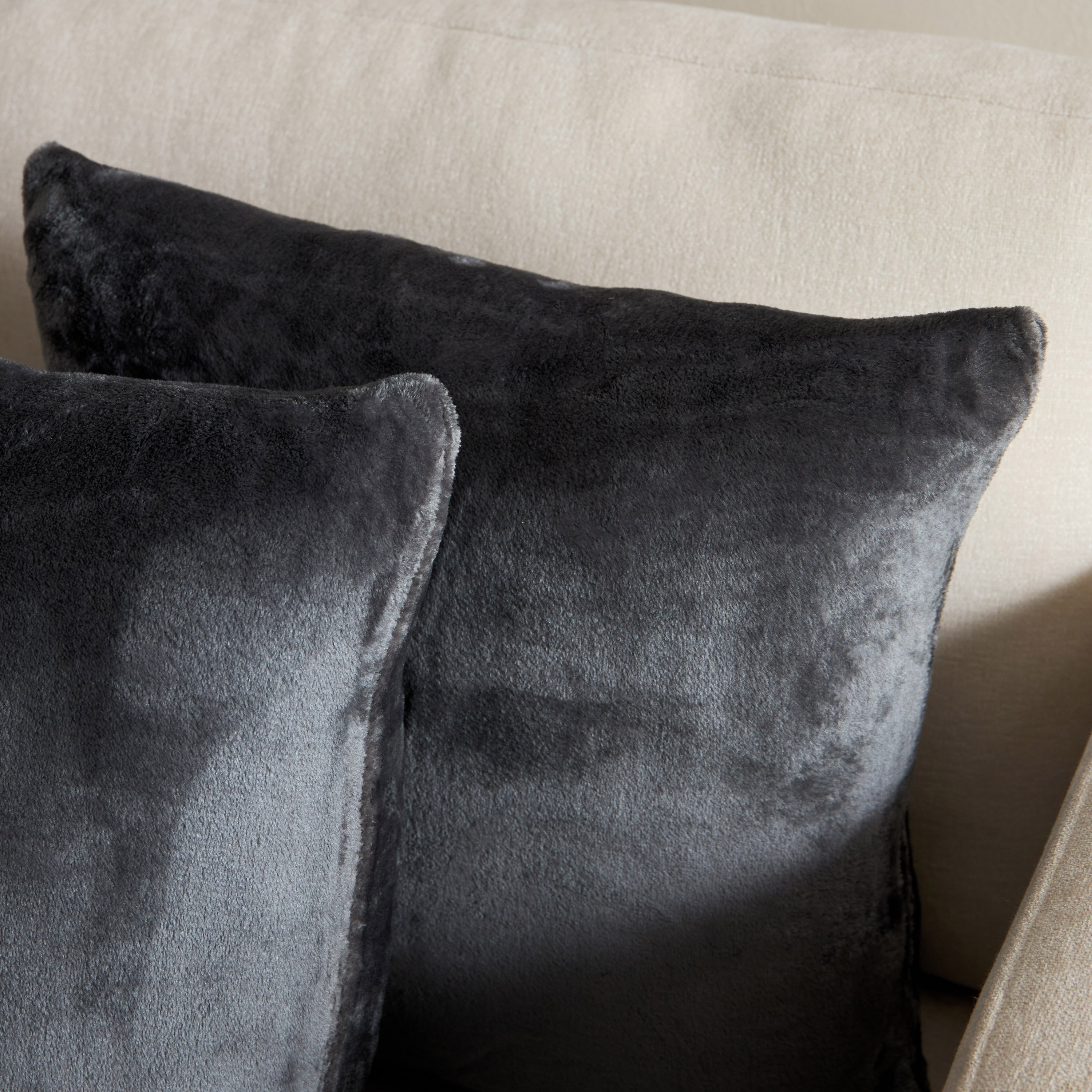 طقم وسائد محشوة فلانيل من قطعتين من لوكسلوفت - 45x45 سم-hbxlivingroom-furnishings-cushionsandcovers-filledcushions-image-2