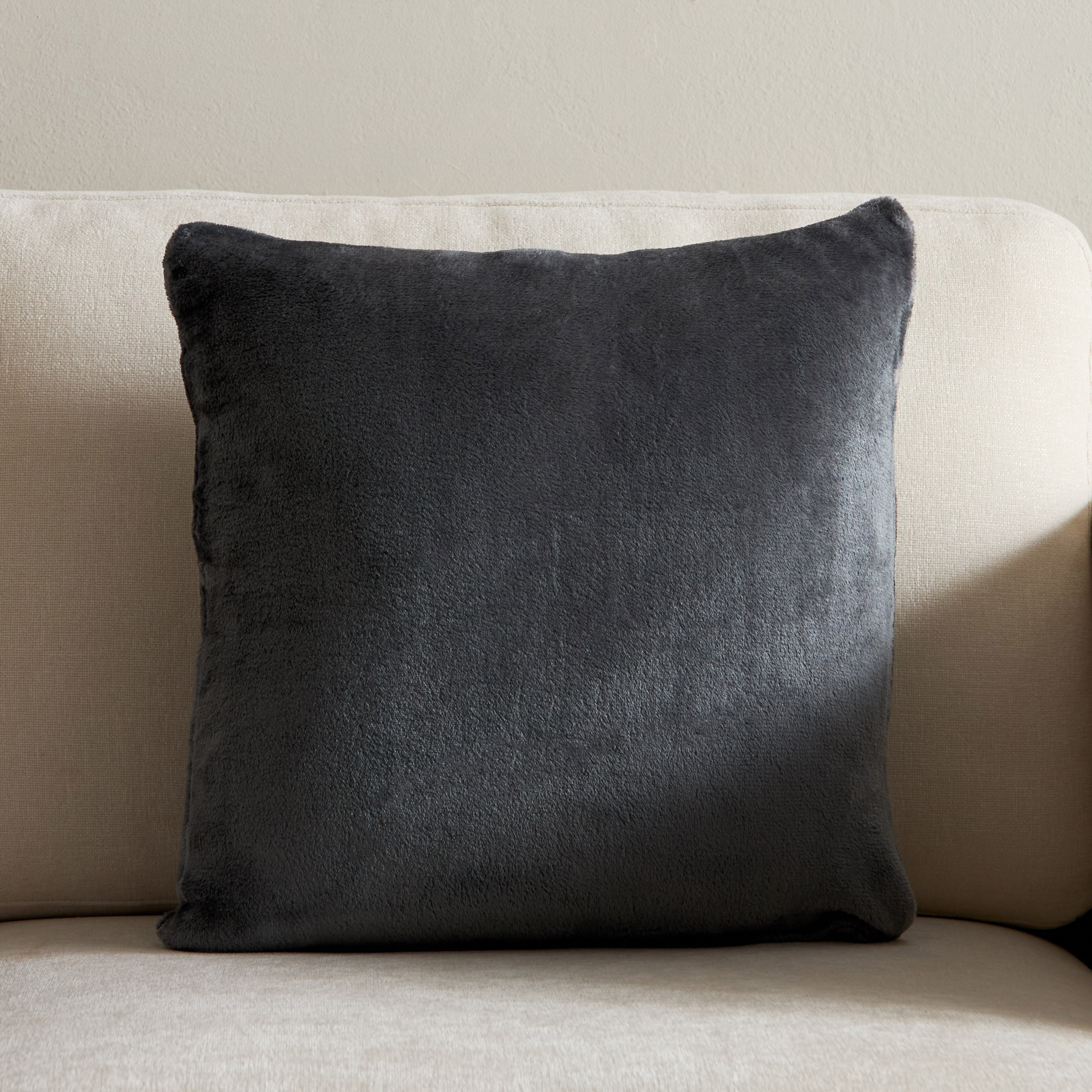 طقم وسائد محشوة فلانيل من قطعتين من لوكسلوفت - 45x45 سم-hbxlivingroom-furnishings-cushionsandcovers-filledcushions-image-3