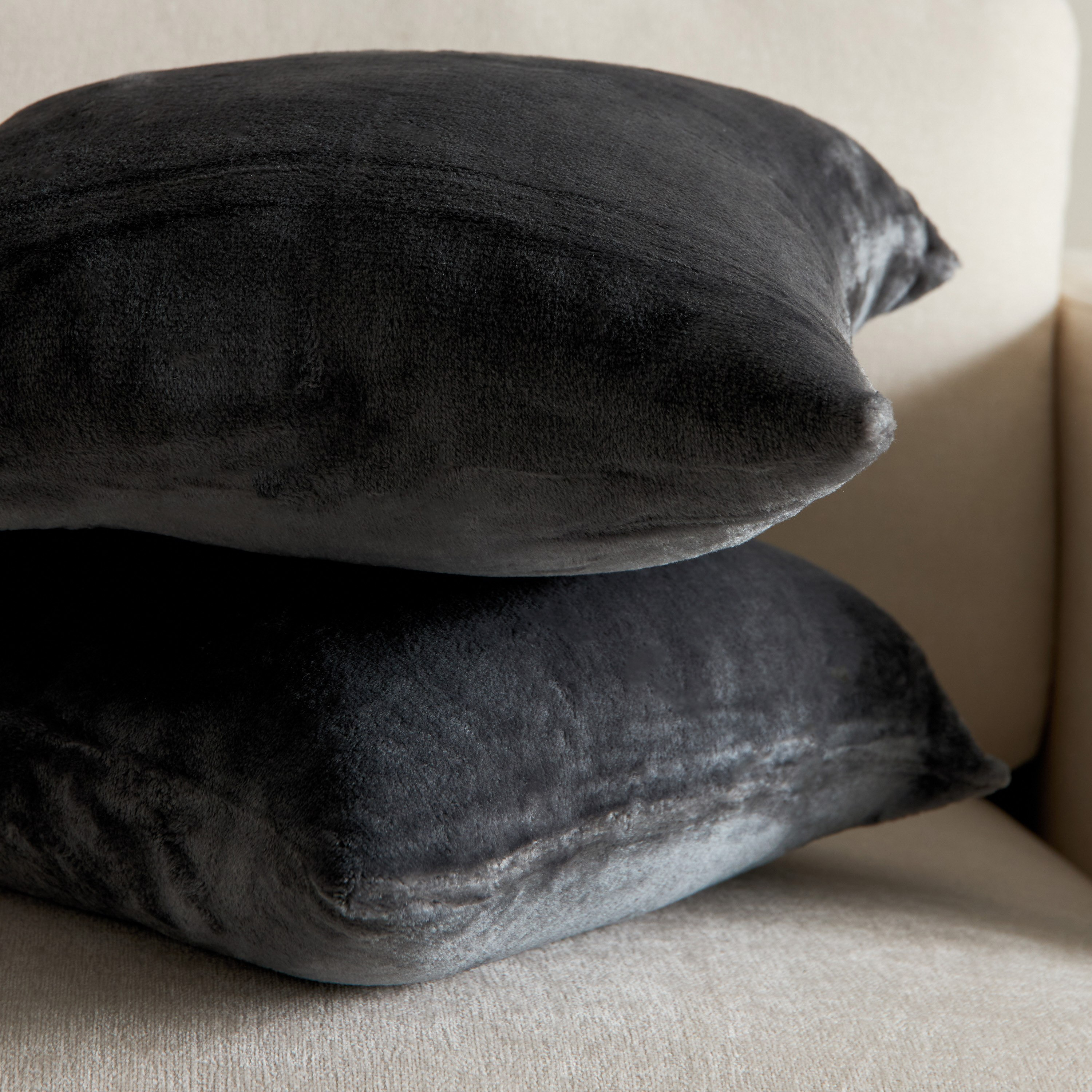طقم وسائد محشوة فلانيل من قطعتين من لوكسلوفت - 45x45 سم-hbxlivingroom-furnishings-cushionsandcovers-filledcushions-image-4
