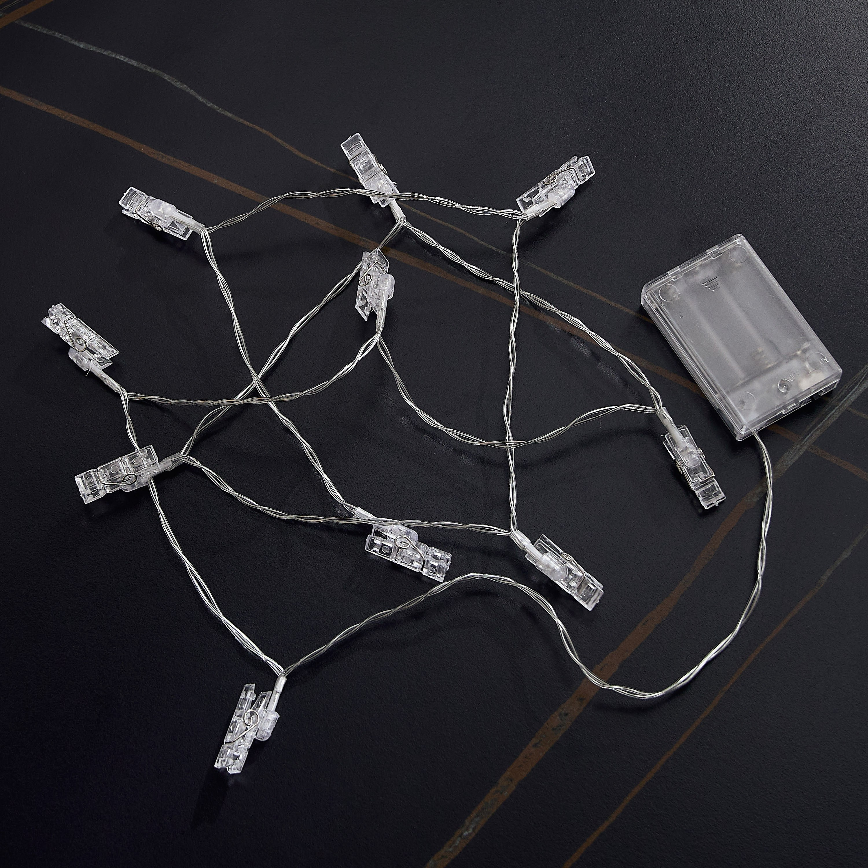 حبل إضاءة بمشابك الصور 10 لمبات إل إي دي أبيض دافئ من لونا-hbxdiningroom-lighting-decorativesandstringlights-image-2