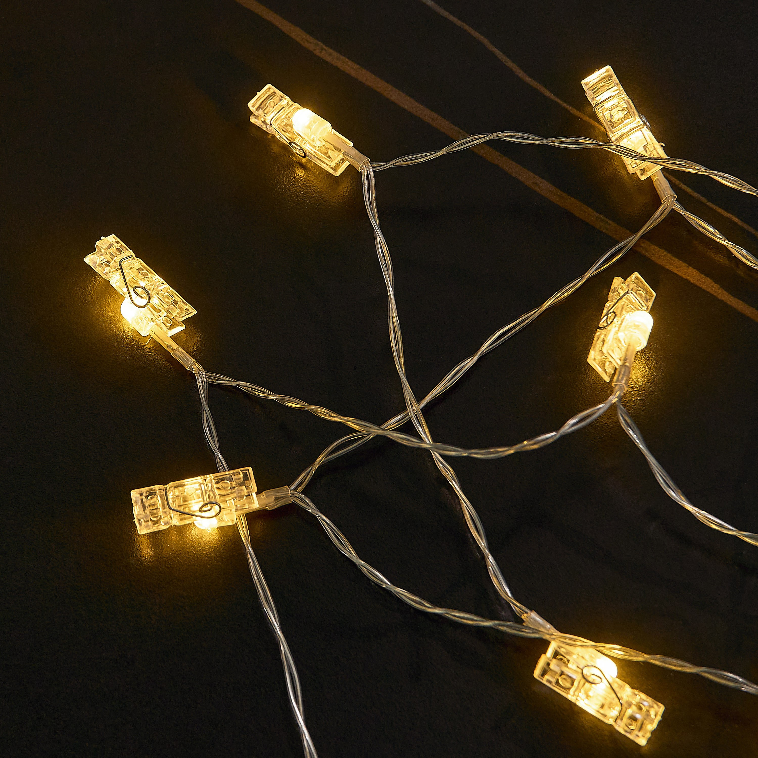 حبل إضاءة بمشابك الصور 10 لمبات إل إي دي أبيض دافئ من لونا-hbxdiningroom-lighting-decorativesandstringlights-image-3