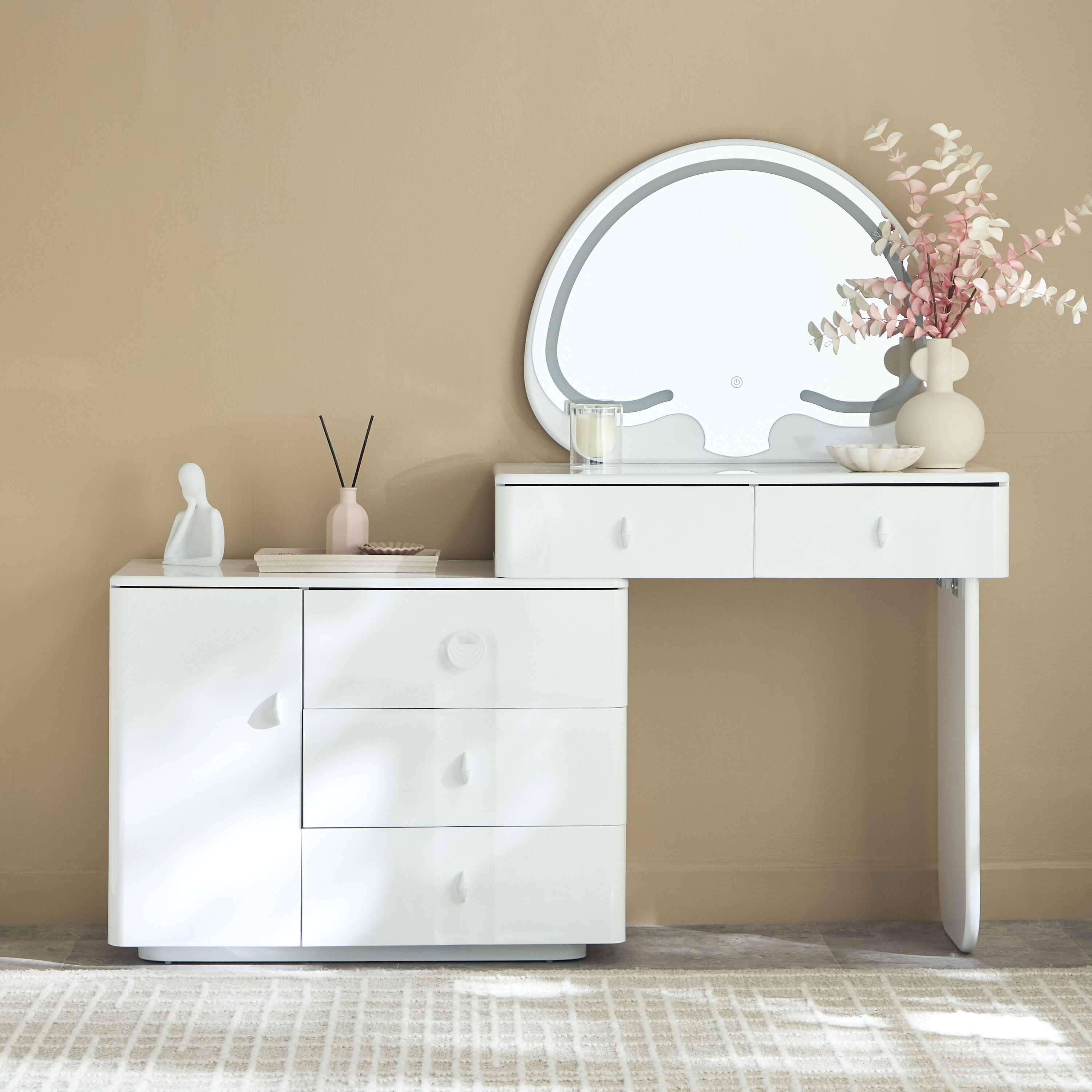طاولة تزيين ذكية مع مرآة أورلاندو من مارويل-hbxfurniture-bedroom-dressersandmirrors-image-2