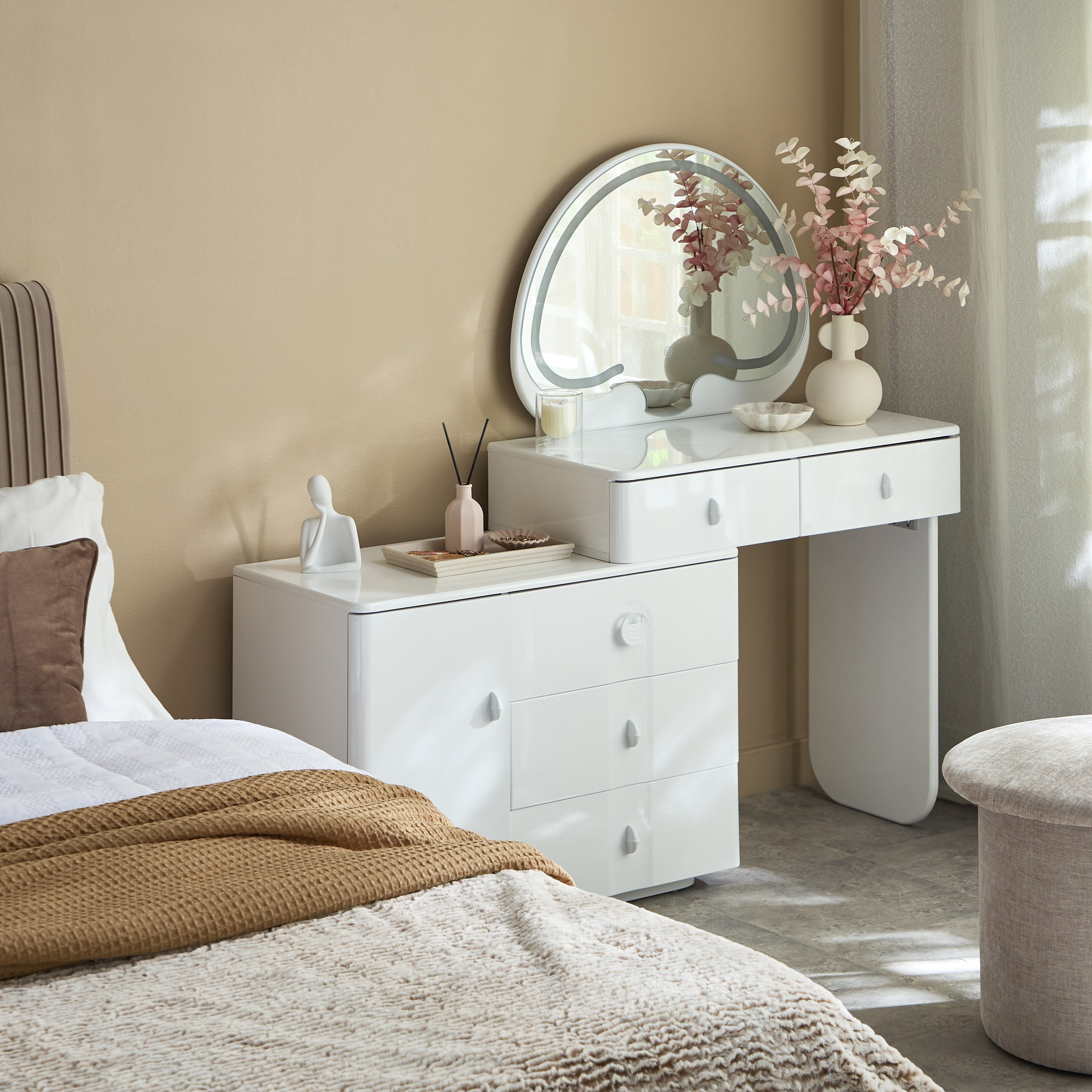 طاولة تزيين ذكية مع مرآة أورلاندو من مارويل-hbxfurniture-bedroom-dressersandmirrors-image-9