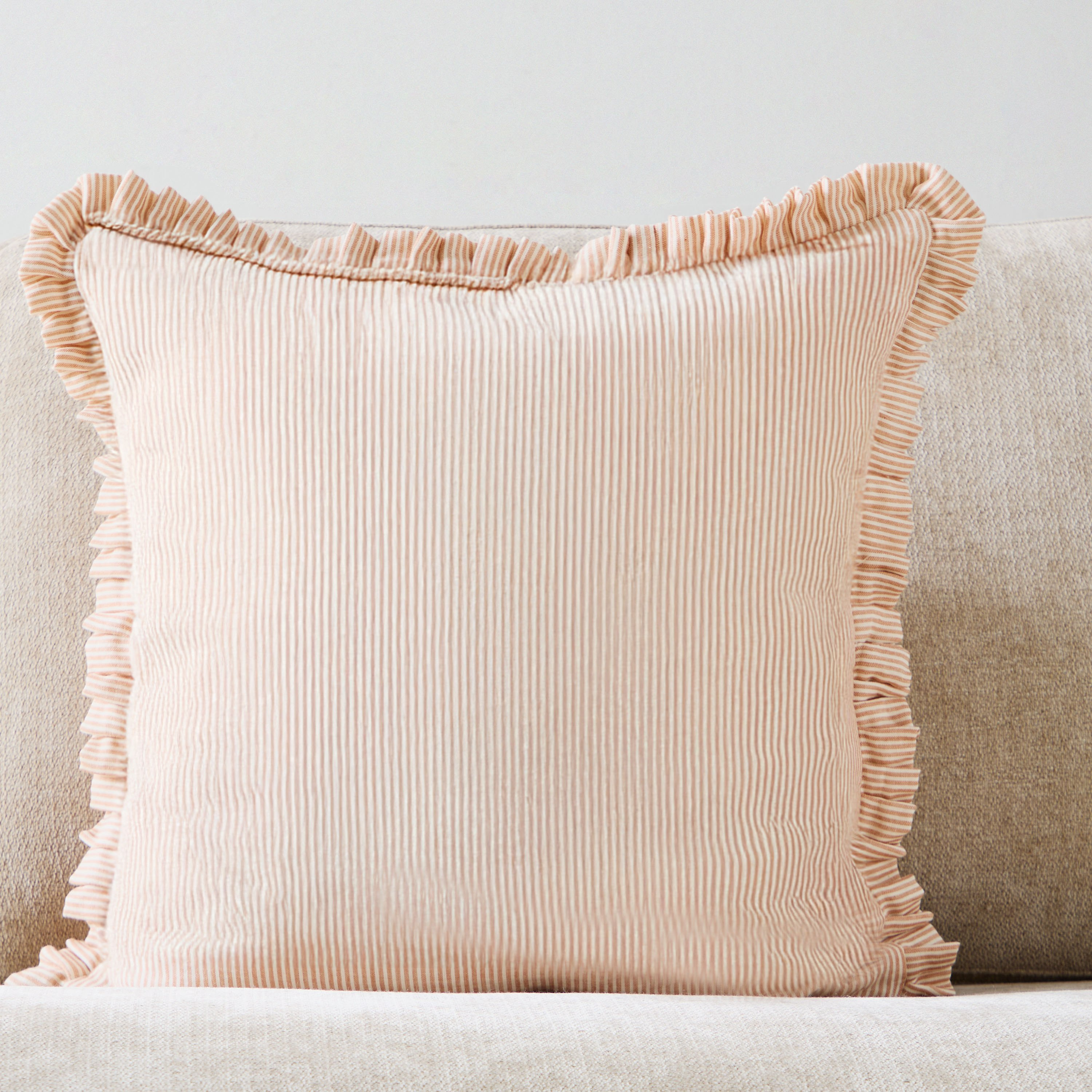 وسادة محشوة مقلّمة بحواف صدفية تيرا من وارم أوسيس - 50x50 سم-hbxhomeware-hbxbedroom-image-1