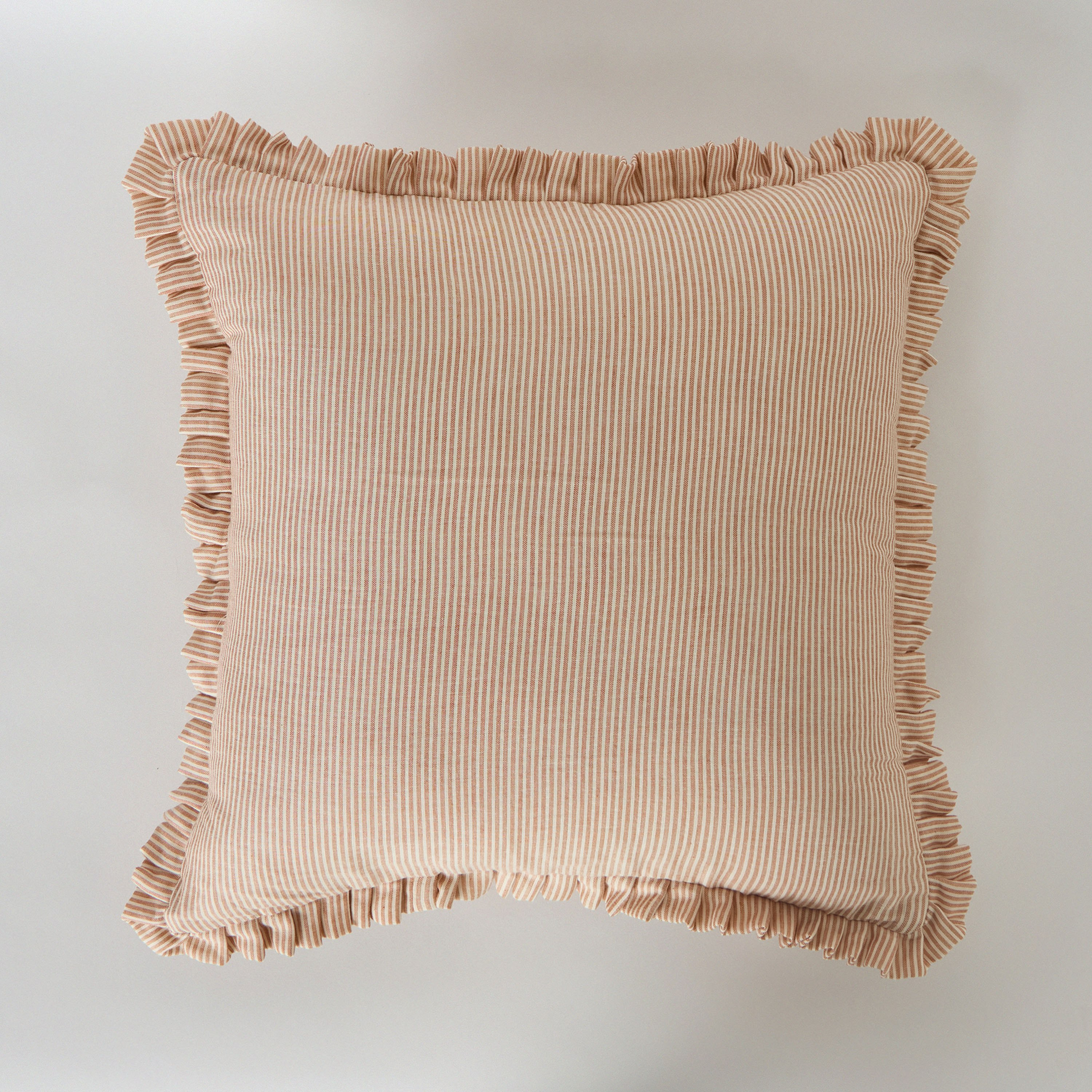 وسادة محشوة مقلّمة بحواف صدفية تيرا من وارم أوسيس - 50x50 سم-hbxhomeware-hbxbedroom-image-5