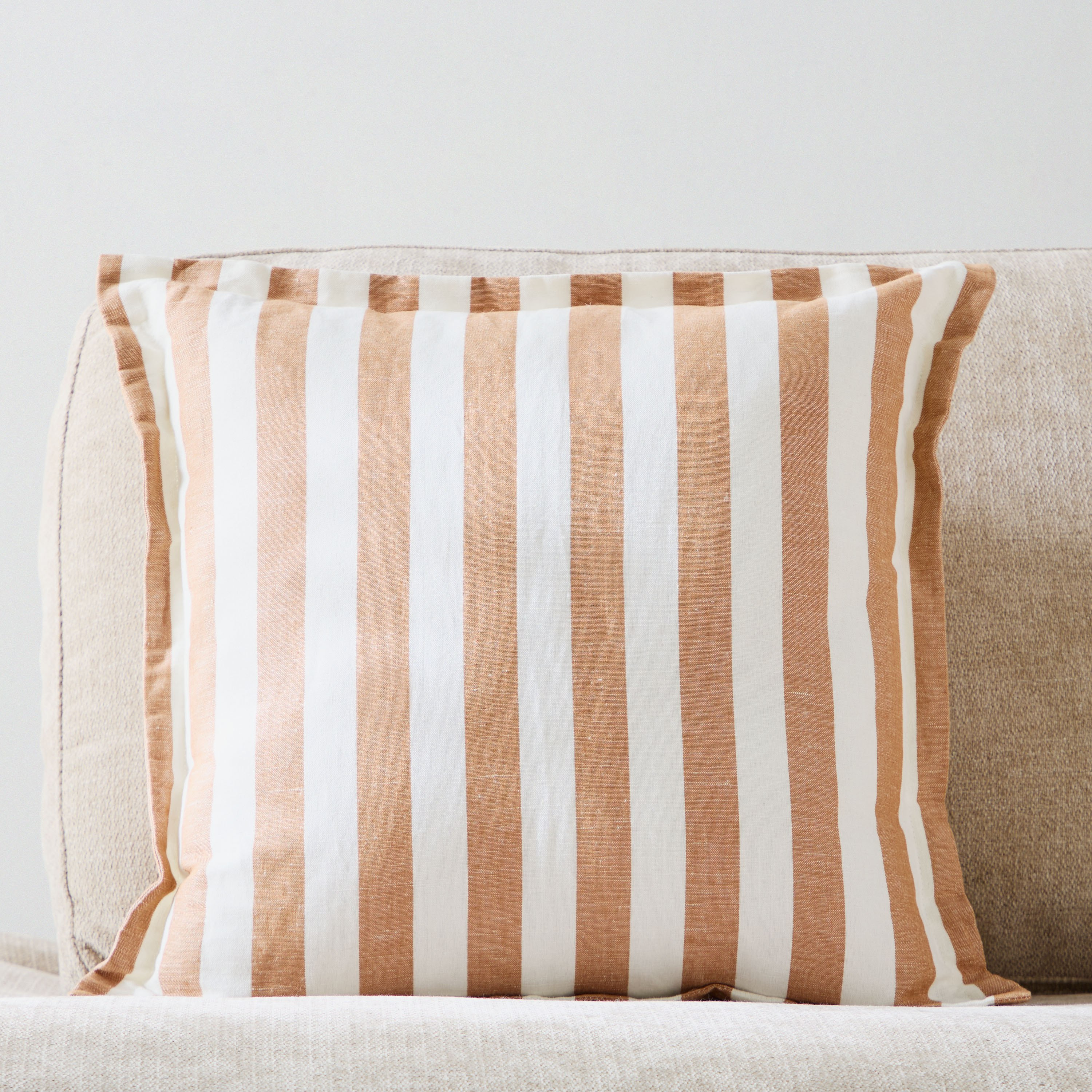 وسادة محشوة مقلّمة بحواف بارزة تيرا من وارم أوسيس - 50x50 سم-hbxhomeware-hbxbedroom-image-1
