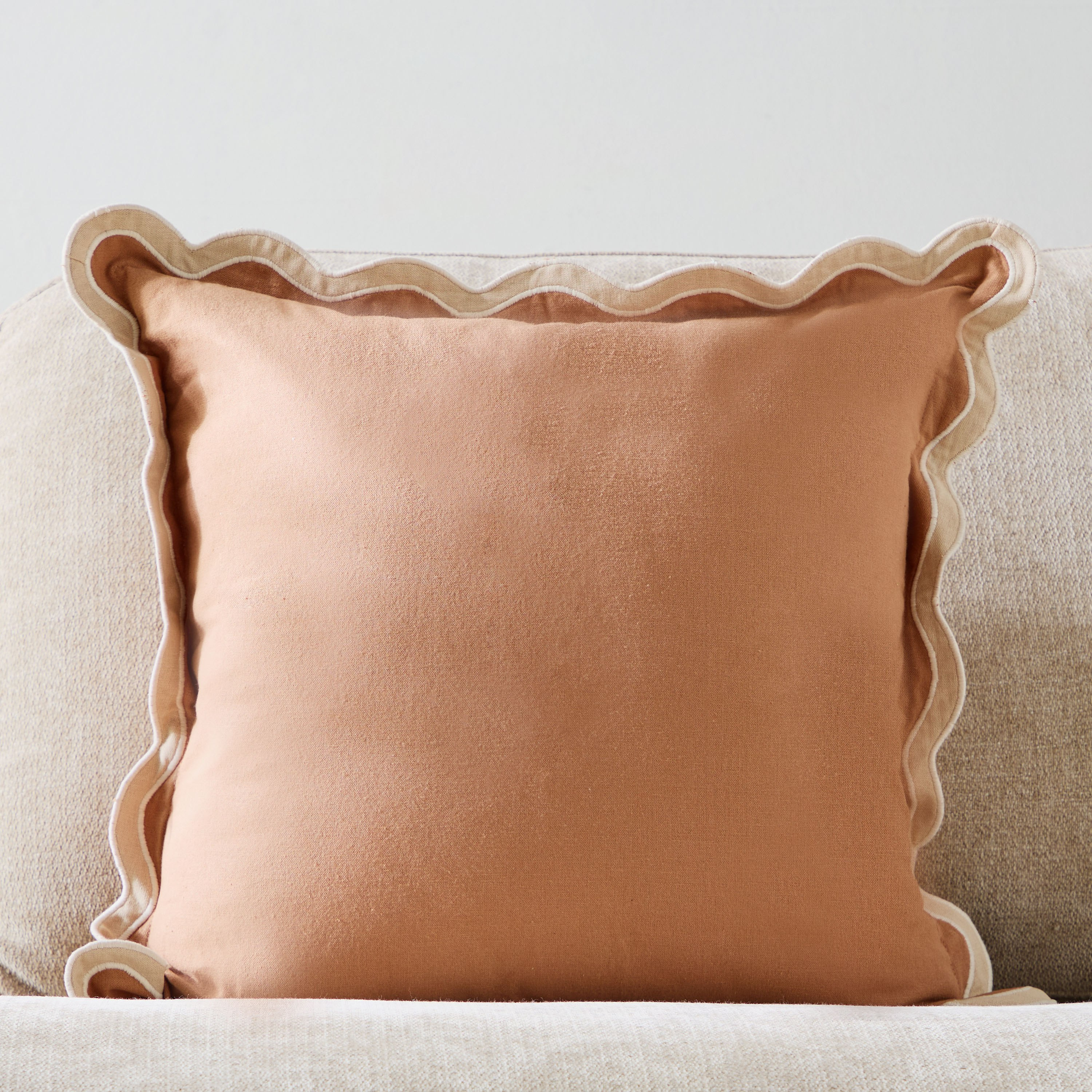 وسادة محشوة سادة بحواف صدفية تيرا من وارم أوسيس - 50x50 سم-hbxhomeware-hbxbedroom-image-1